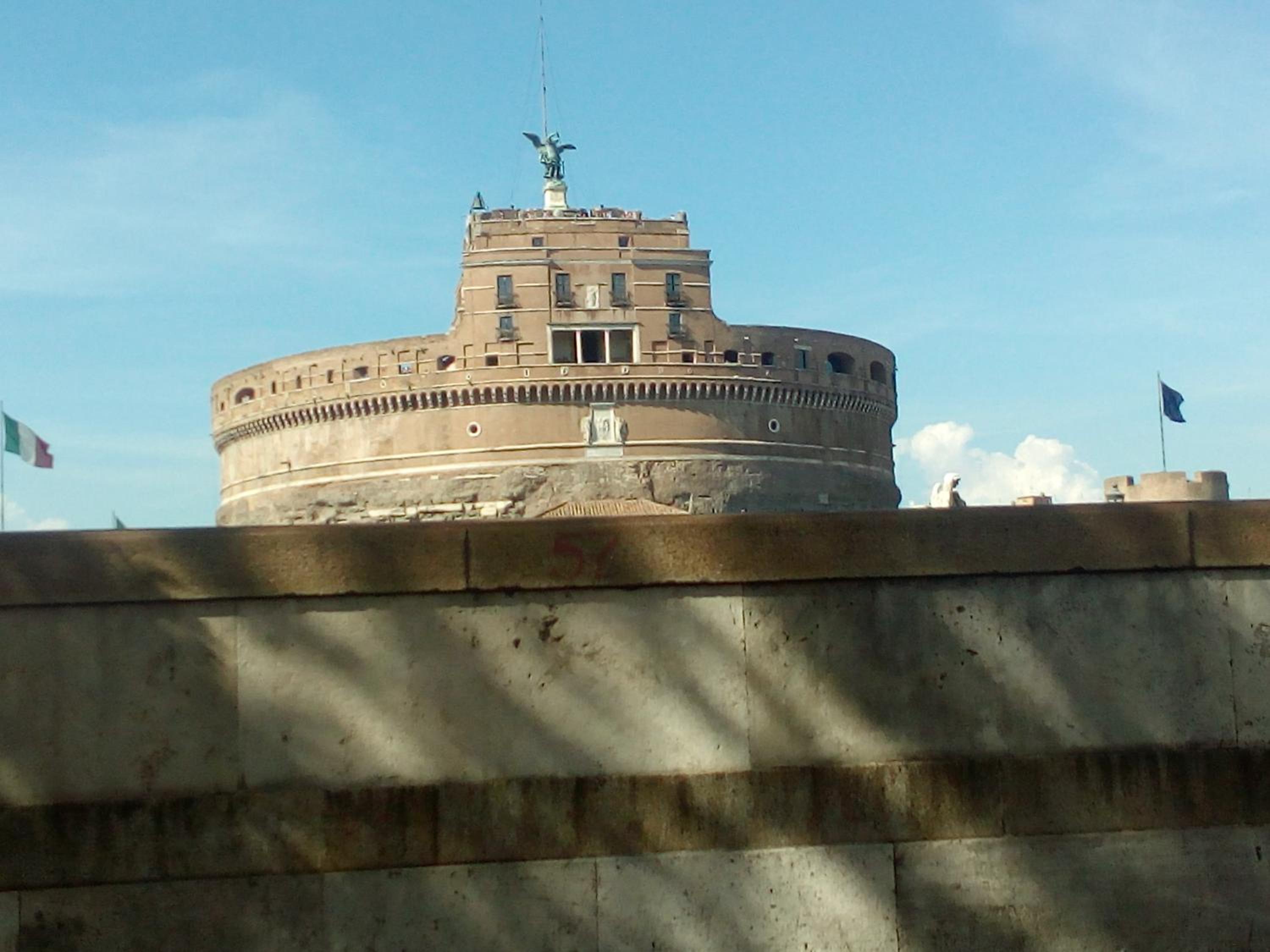 Fotofever Apt, two bedrooms with air conditioned in elegant shopping area, close to Vatican City