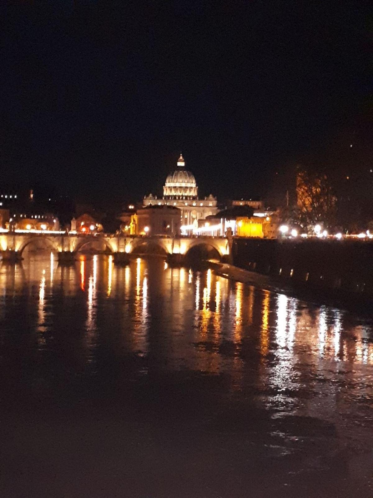 Fotofever Apt, two bedrooms with air conditioned in elegant shopping area, close to Vatican City