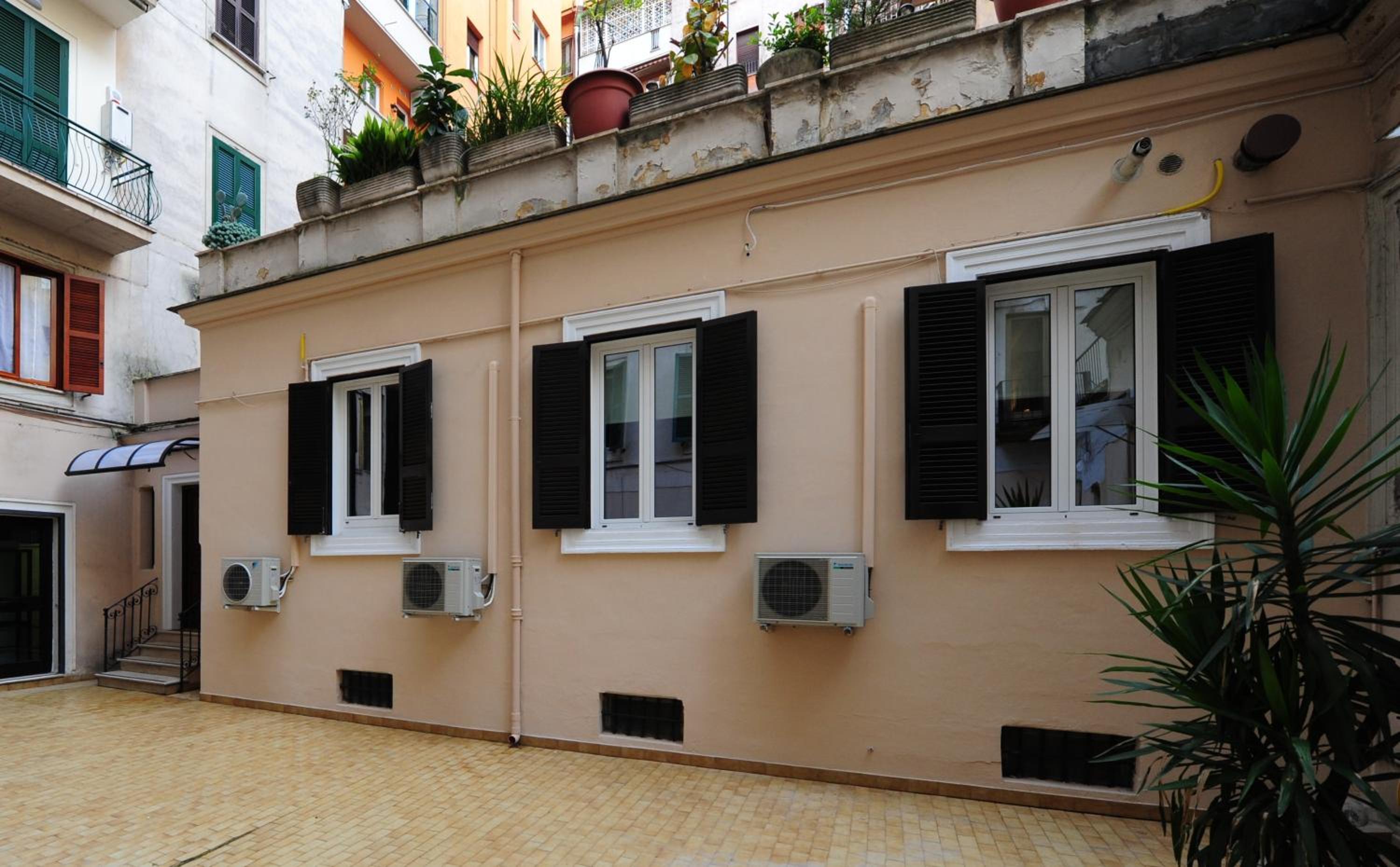 Fotofever Apt, two bedrooms with air conditioned in elegant shopping area, close to Vatican City