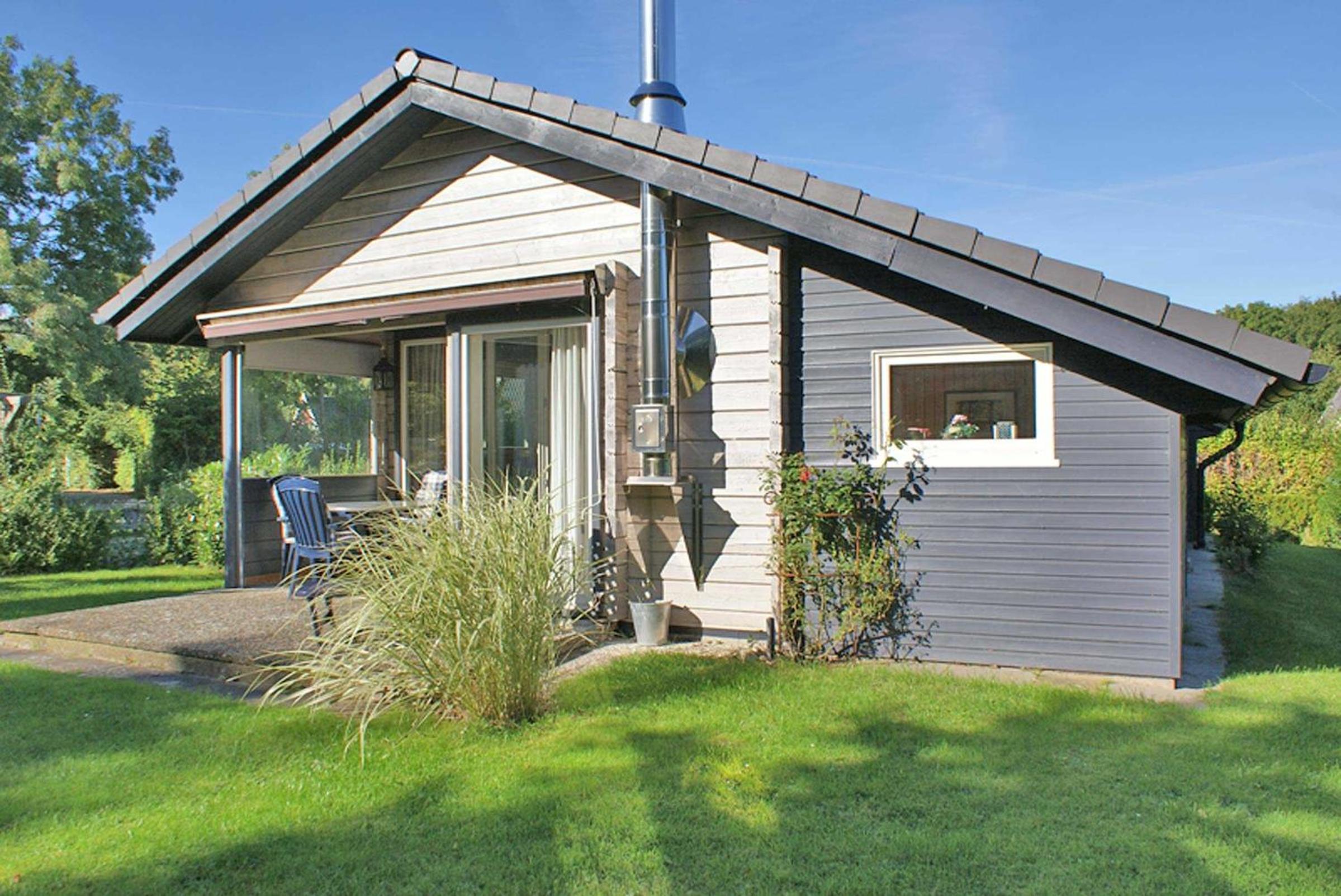 Blockhaus mit Parkplatz vor der Ha