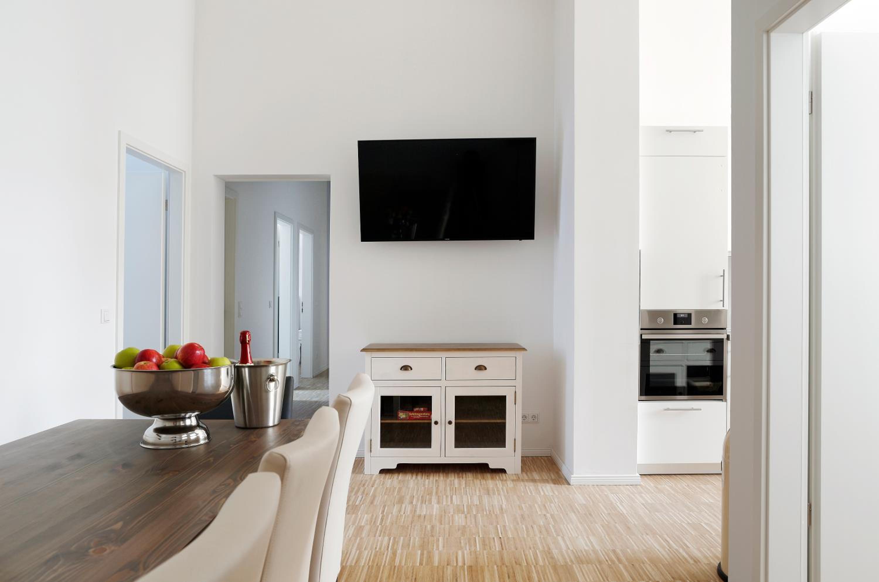 SC 02 by ROCKCHAIR Apartments l SUPERHOST Status l 4 Bedrooms Boxspringbeds 2 Bathrooms Balcony Elevator - Cozy Family & Business Flair welcomes you!