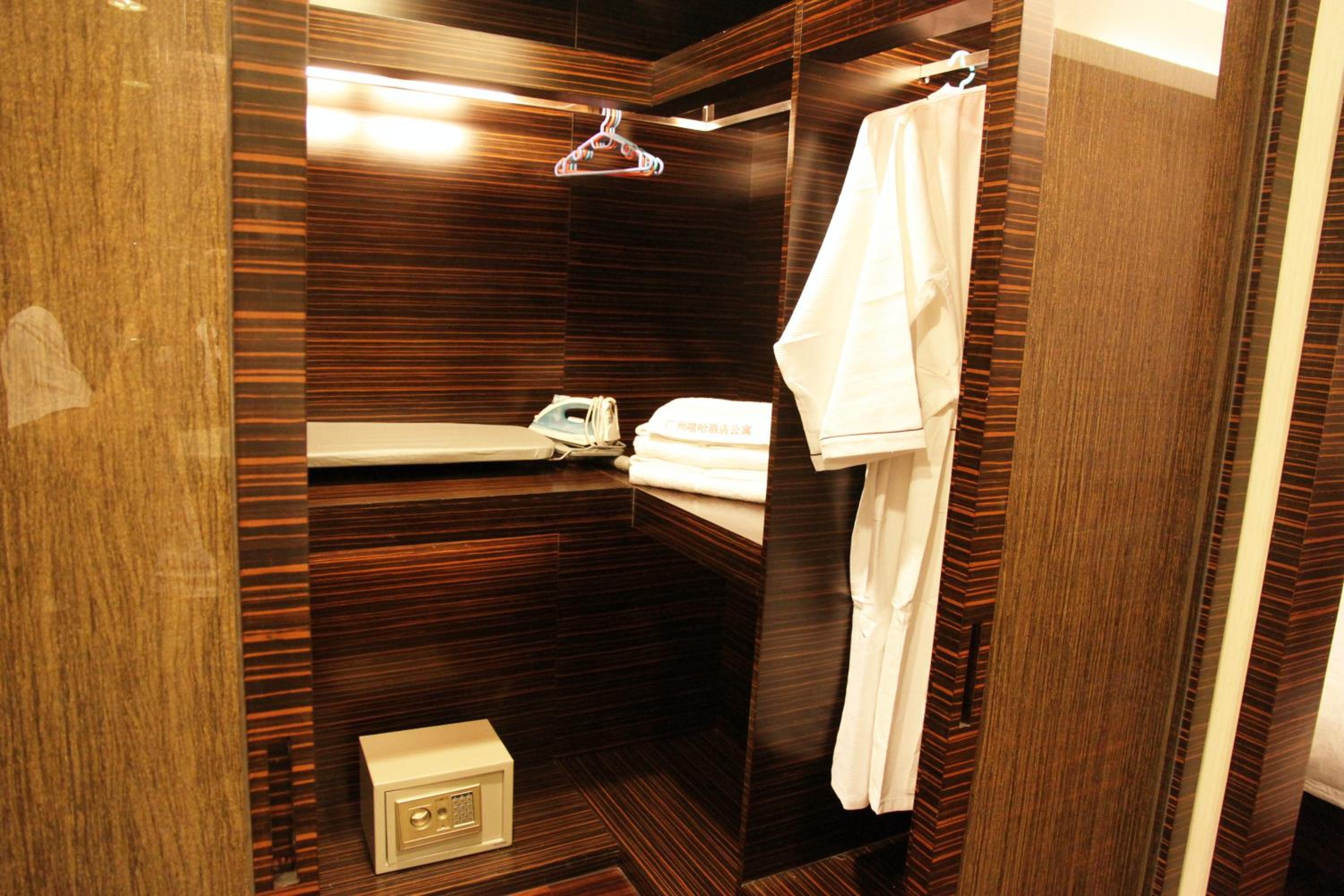 Checkinn International Apartment (GuangZhou PaZhou Poly World Trade Branch)