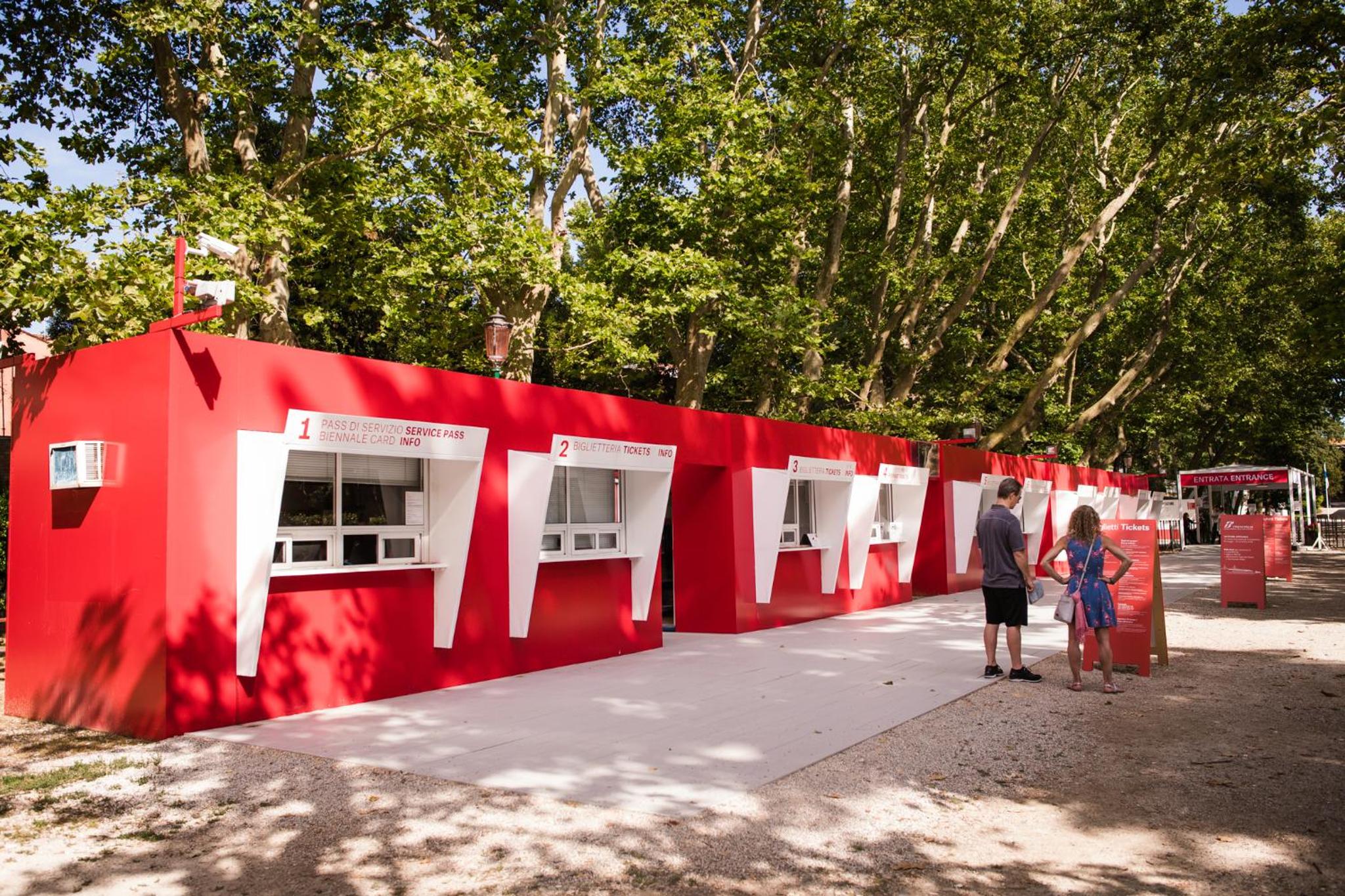Venezia Biennale Bianco & Rosso