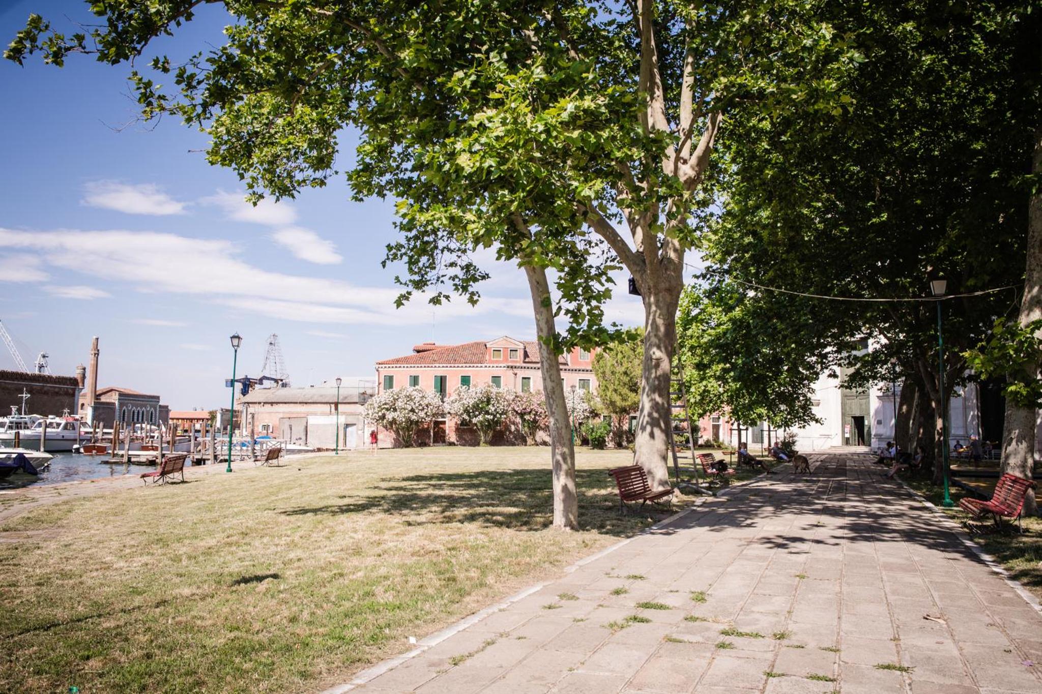 Venezia Biennale Bianco & Rosso