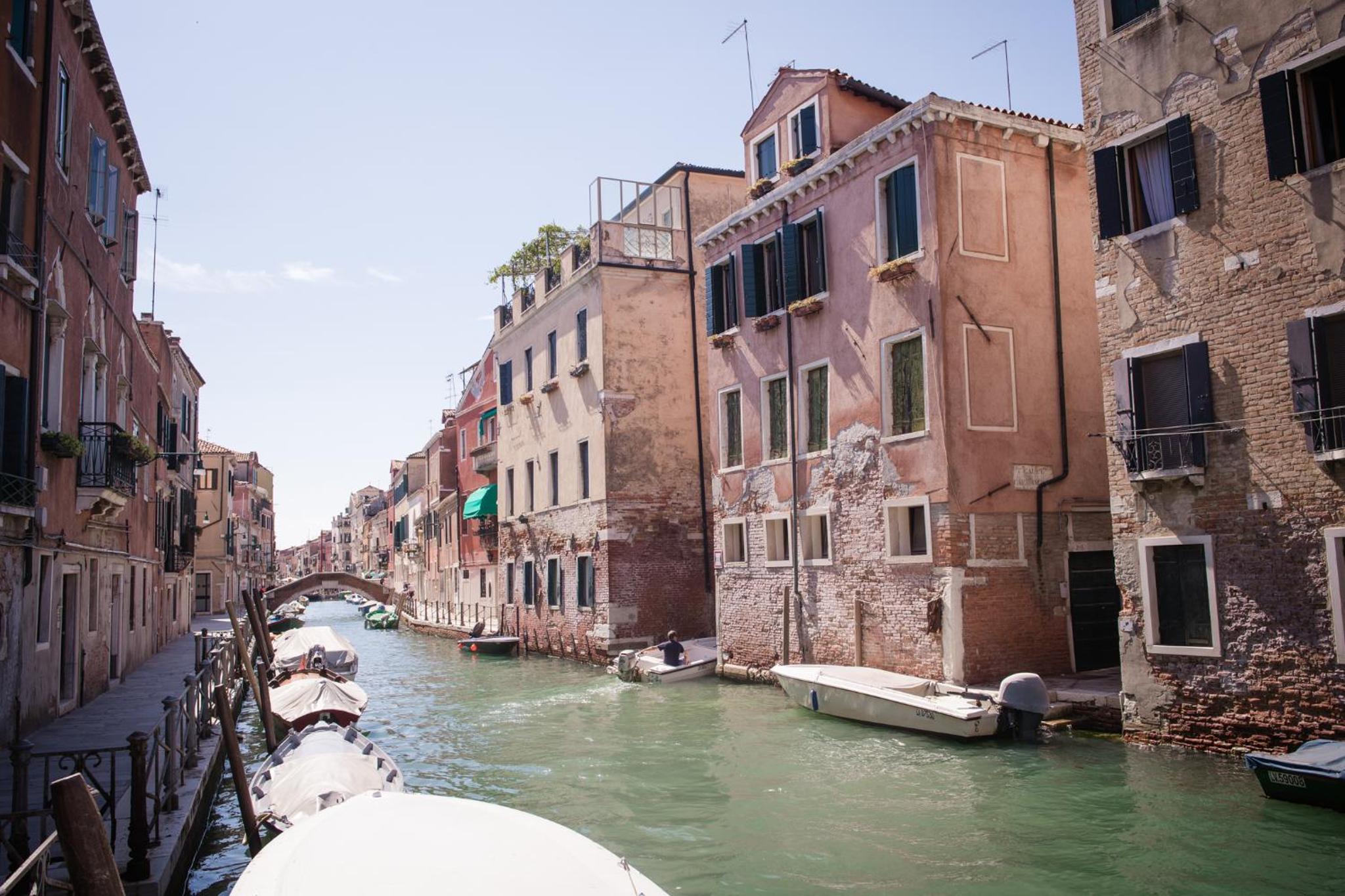 Venezia Biennale Bianco & Rosso