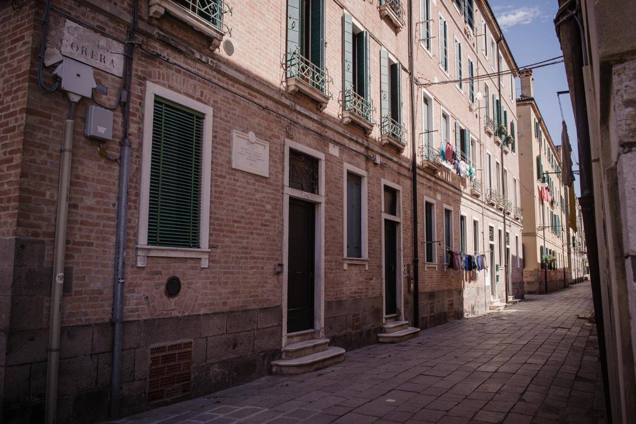 Venezia Biennale Bianco & Rosso