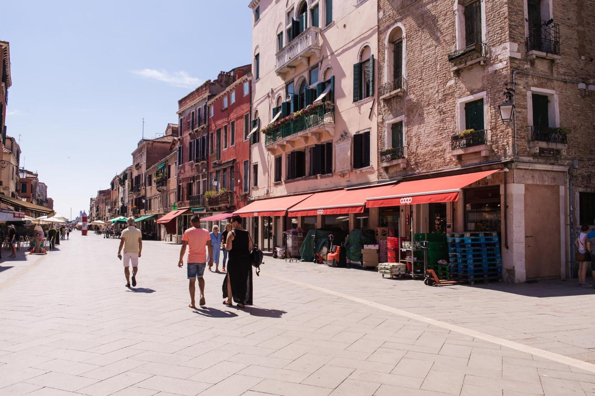 Venezia Biennale Bianco & Rosso
