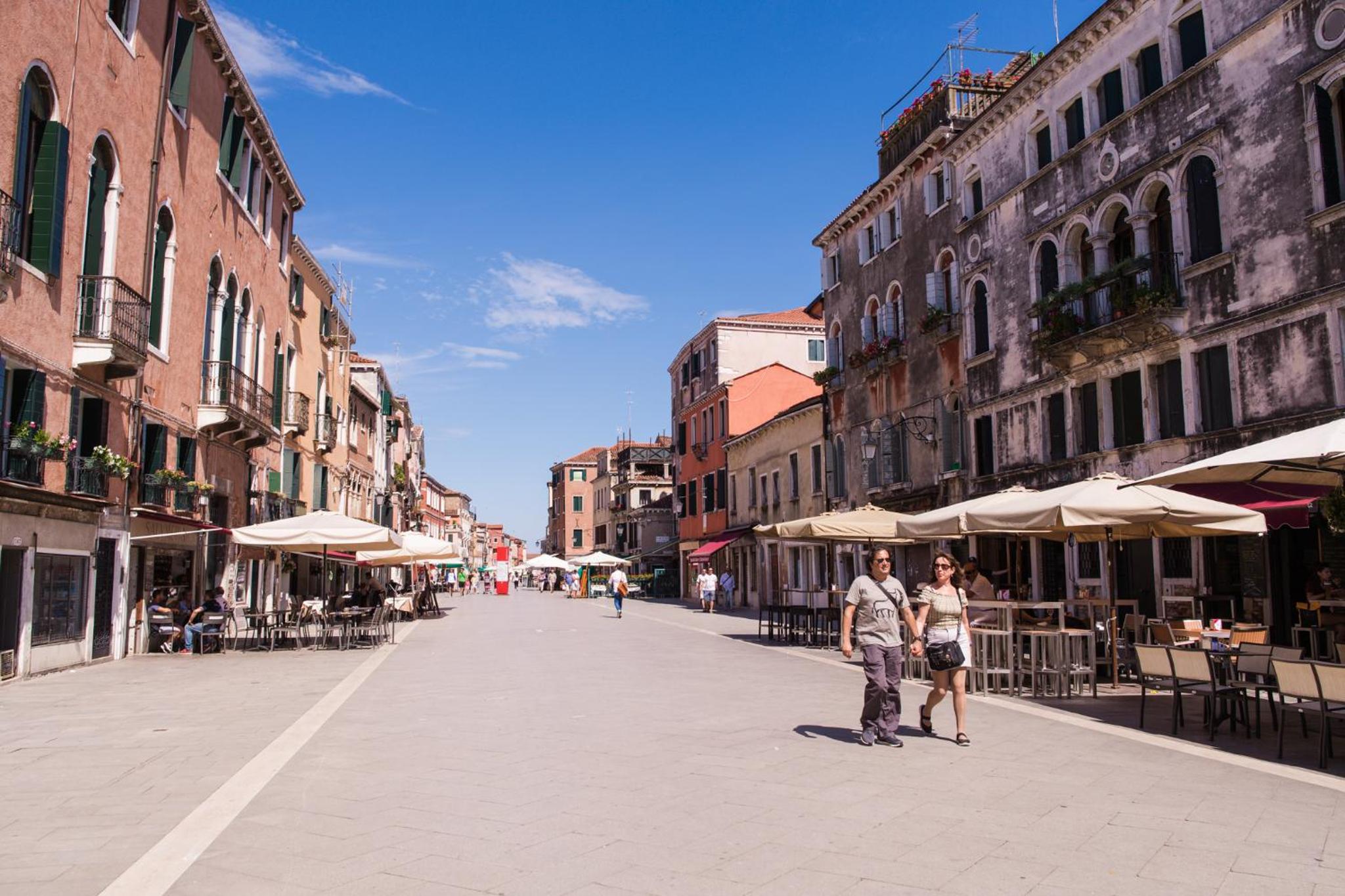 Venezia Biennale Bianco & Rosso