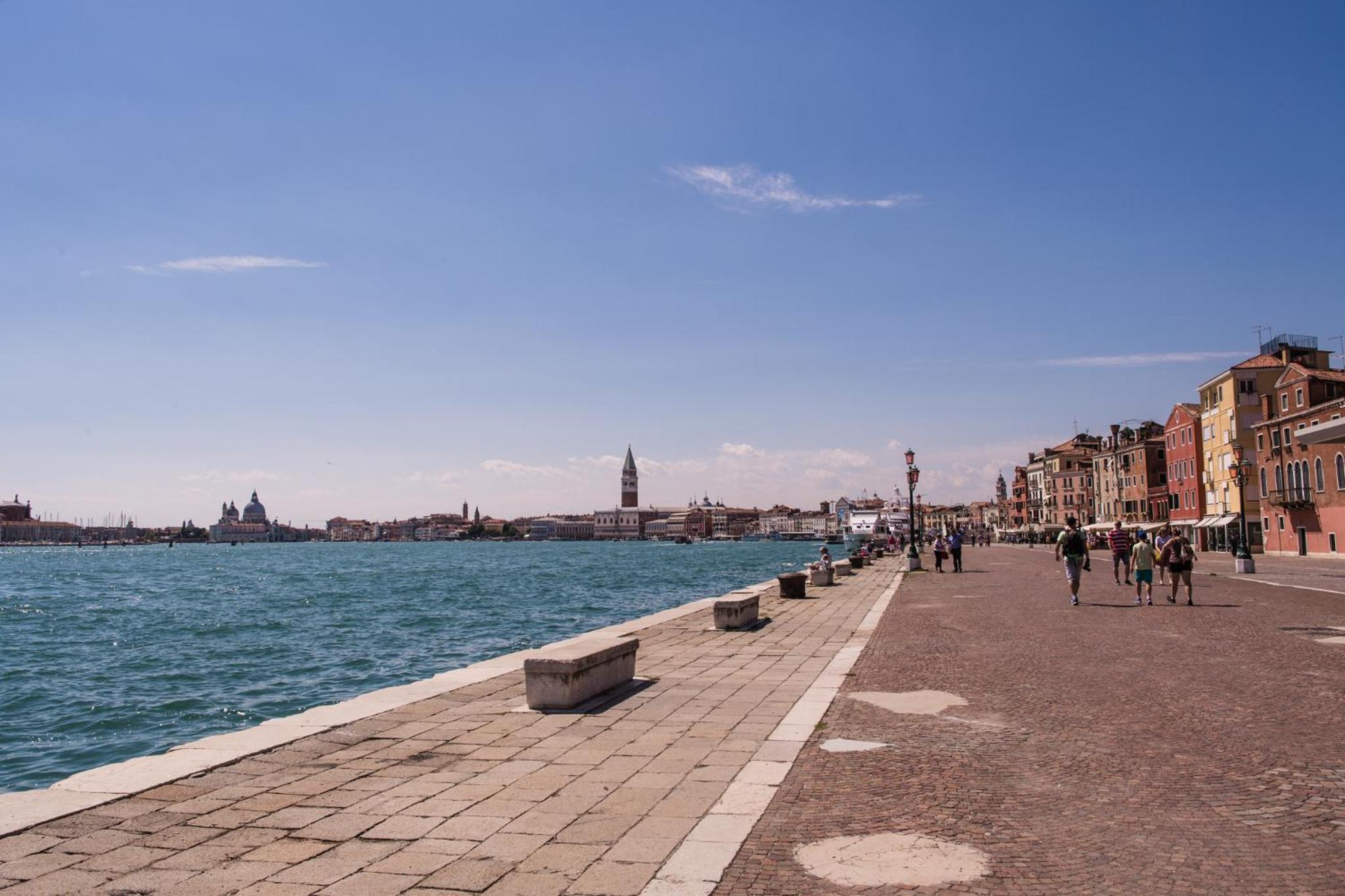 Venezia Biennale Bianco & Rosso