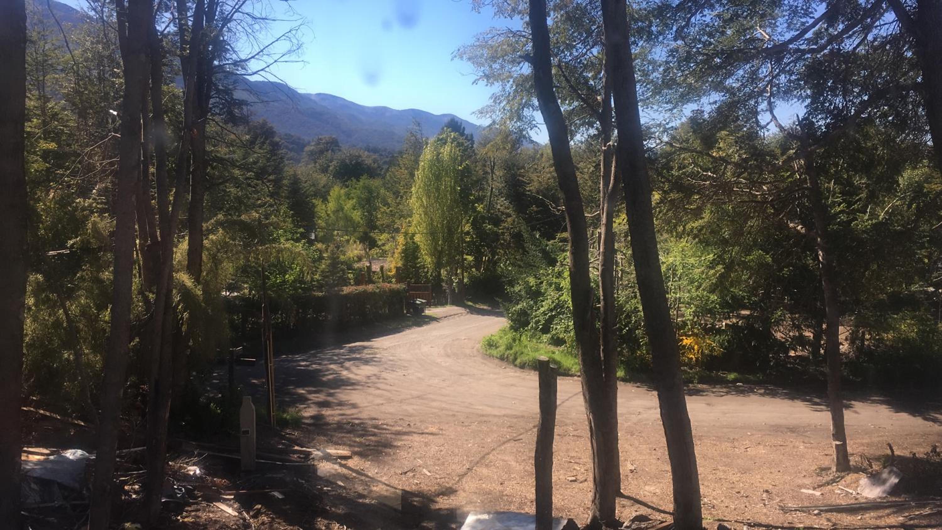 Casa moderna en el bosque y montaña