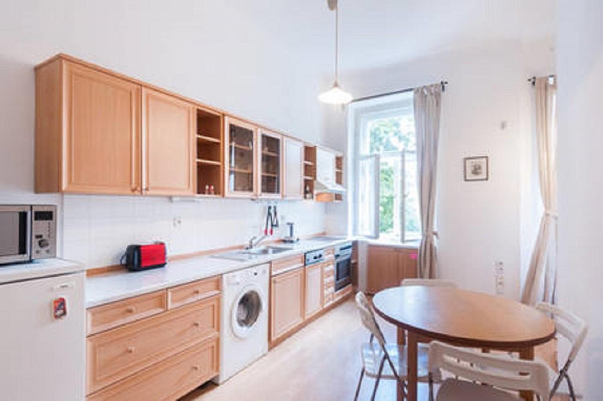 Historic centre-spacious apartment