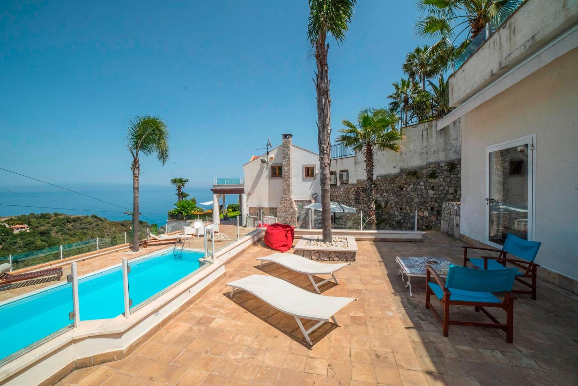 Luxury Taorum villa with spectacular sea views in Taormina