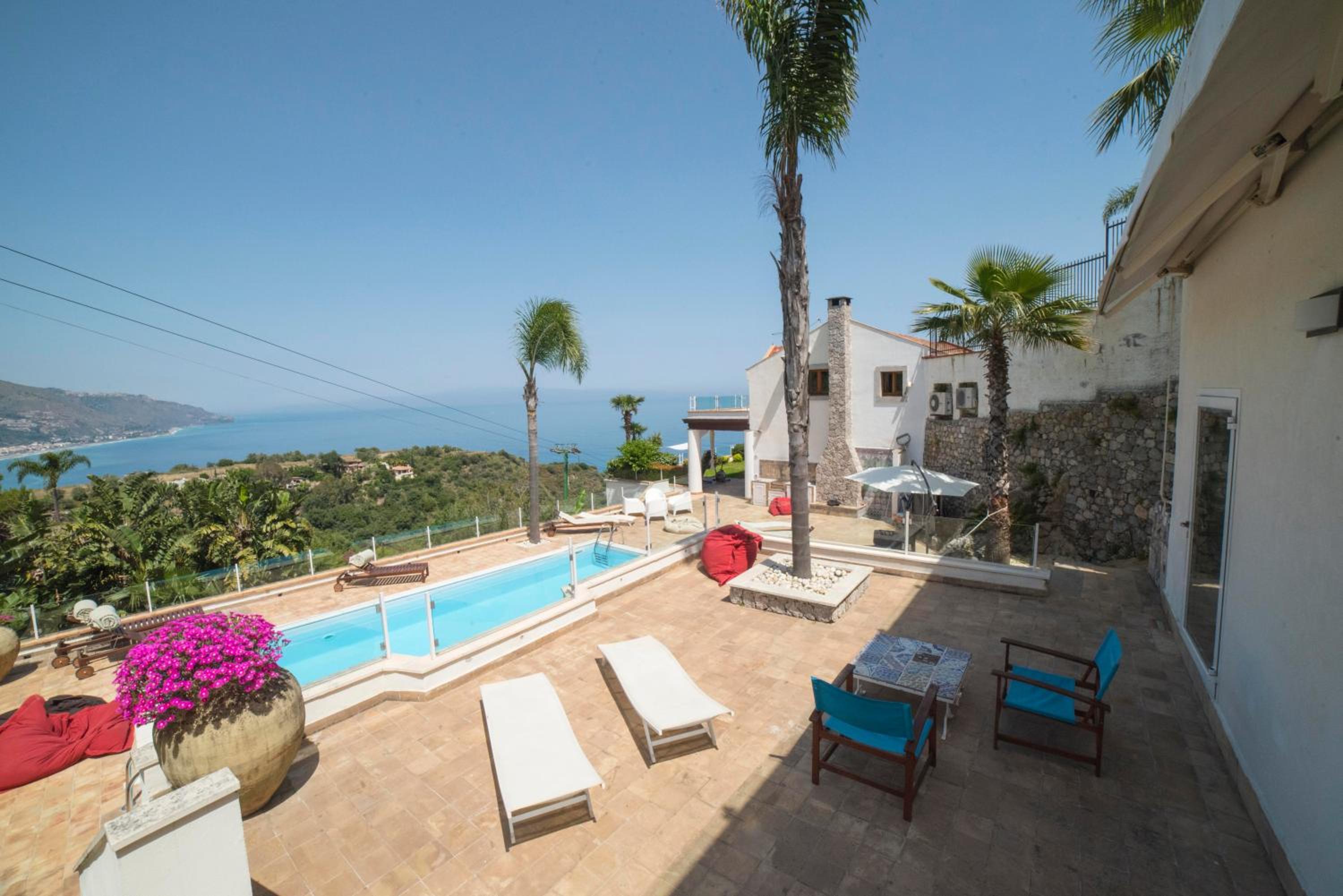 Luxury Taorum villa with spectacular sea views in Taormina