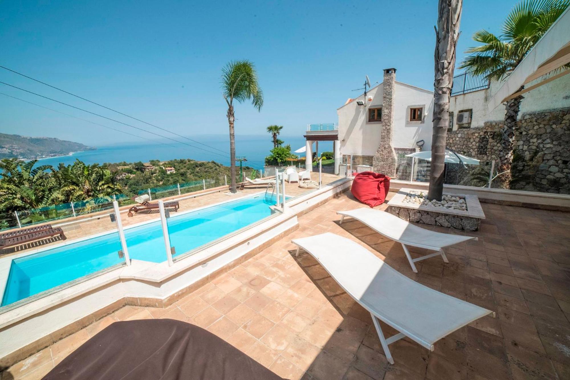 Luxury Taorum villa with spectacular sea views in Taormina