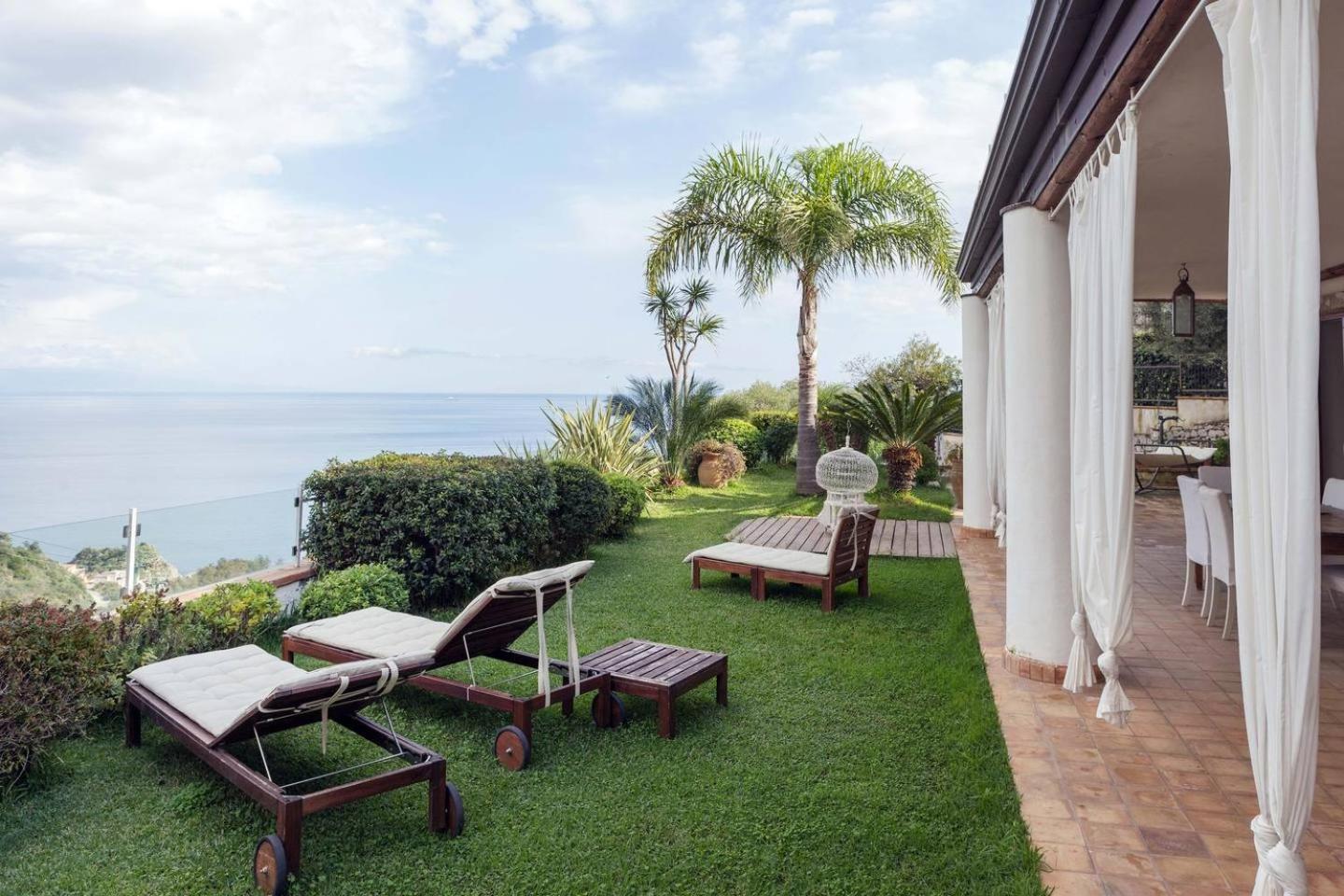 Luxury Taorum villa with spectacular sea views in Taormina