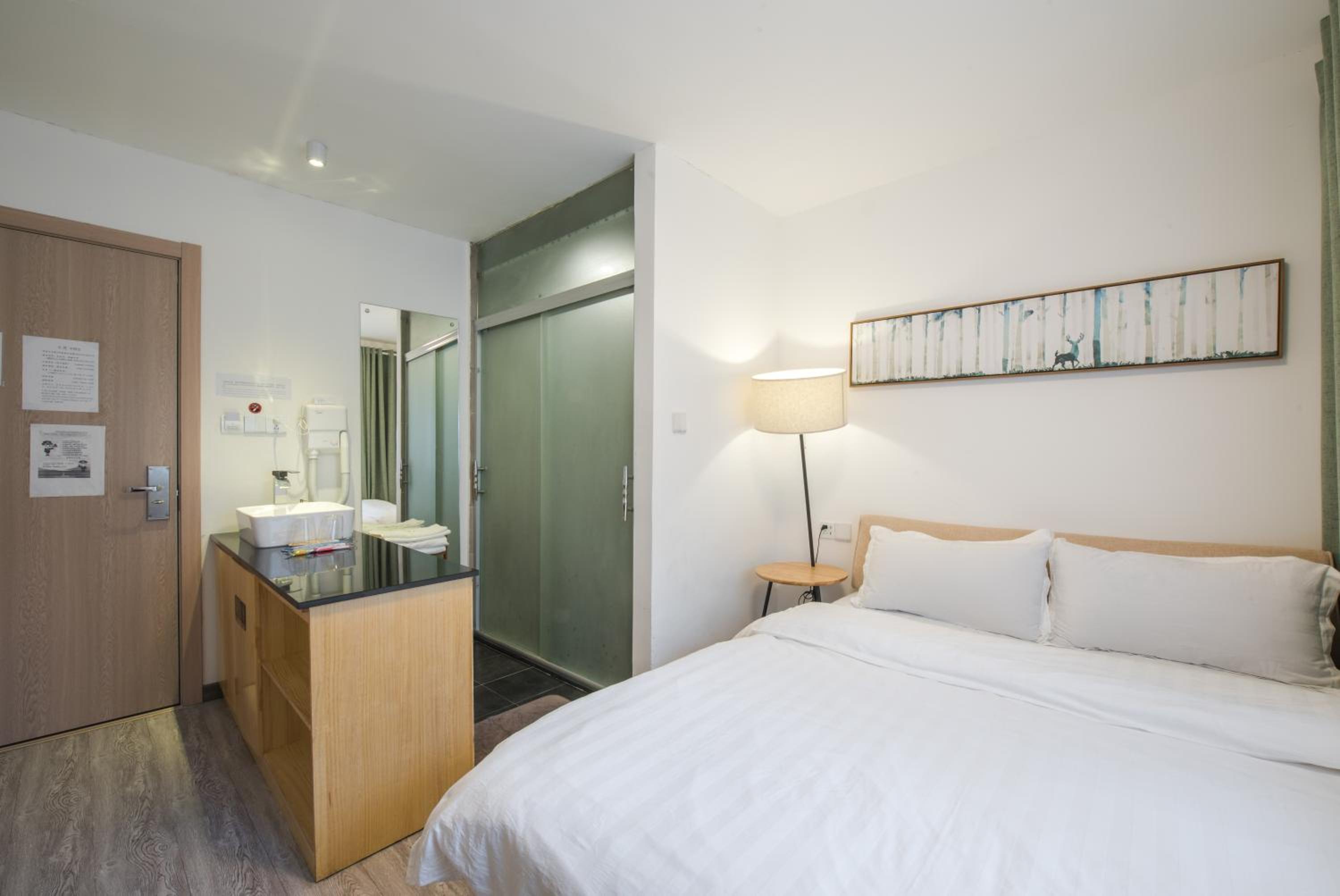 Hidden Garden Youth Hostel -Oriental Pearl &Lujiazui -Garden Social Area -Bar -Café -Free Laundry Luggage Storage -24H Front Desk -English Service
