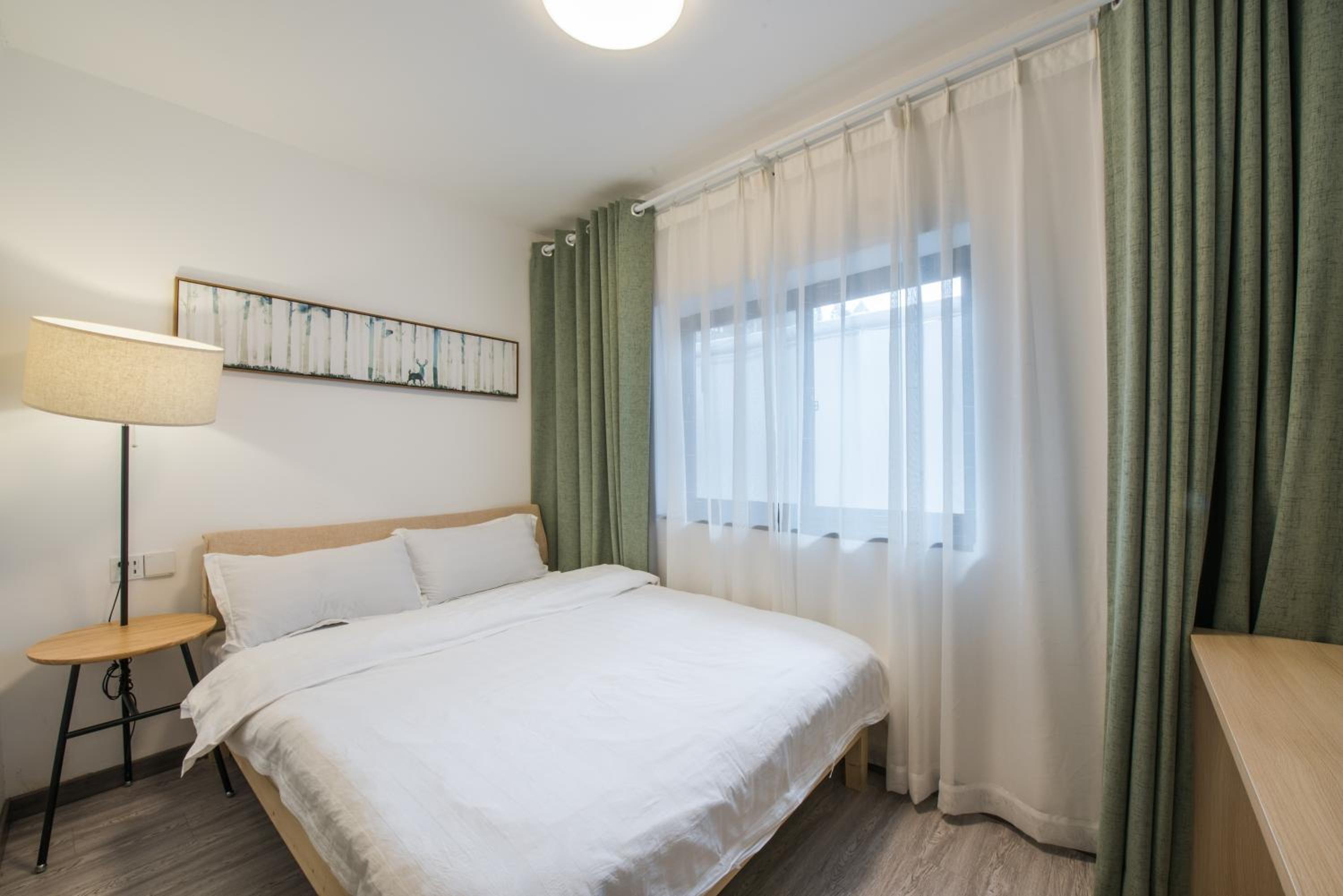 Hidden Garden Youth Hostel -Oriental Pearl &Lujiazui -Garden Social Area -Bar -Café -Free Laundry Luggage Storage -24H Front Desk -English Service