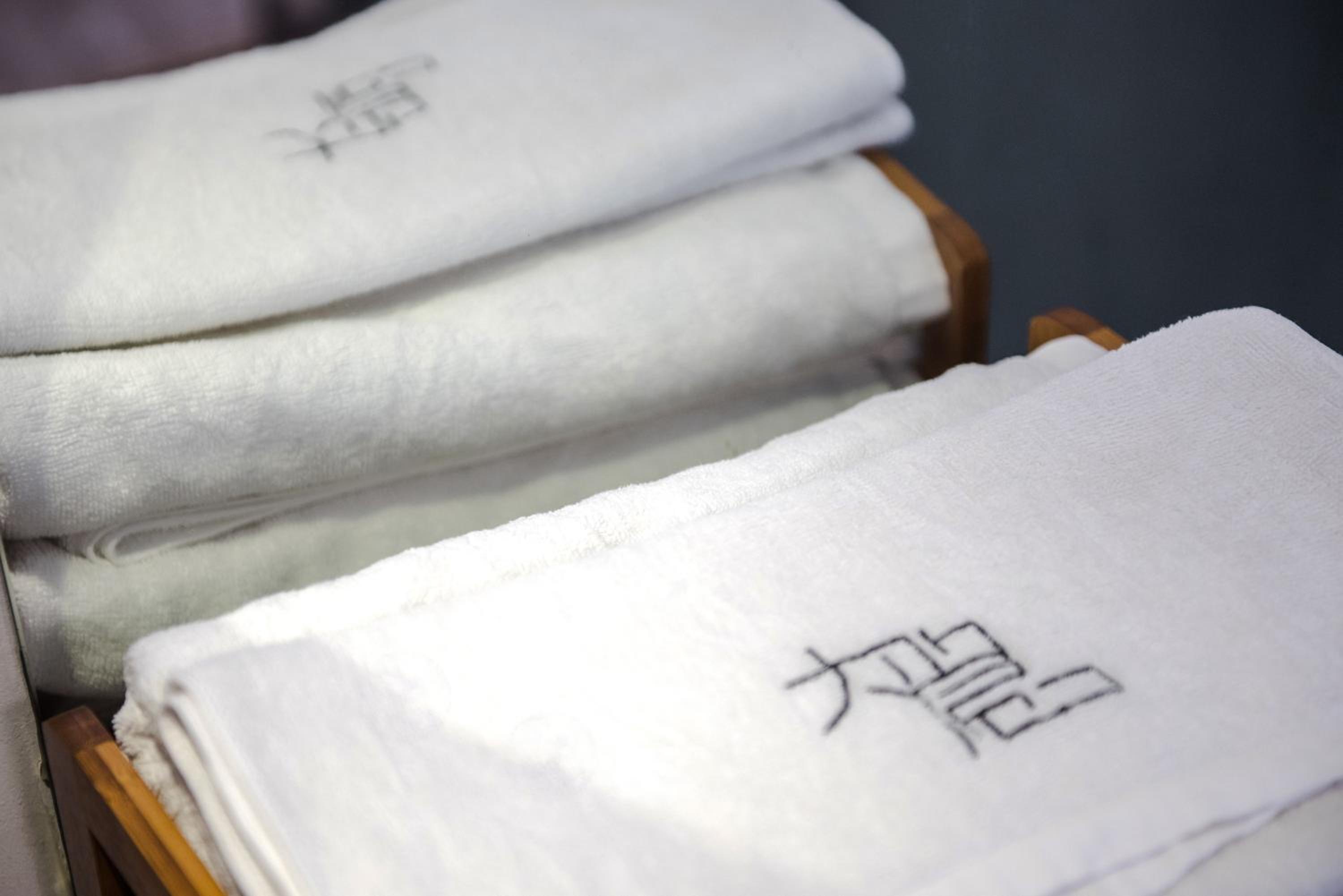 Hidden Garden Youth Hostel -Oriental Pearl &Lujiazui -Garden Social Area -Bar -Café -Free Laundry Luggage Storage -24H Front Desk -English Service