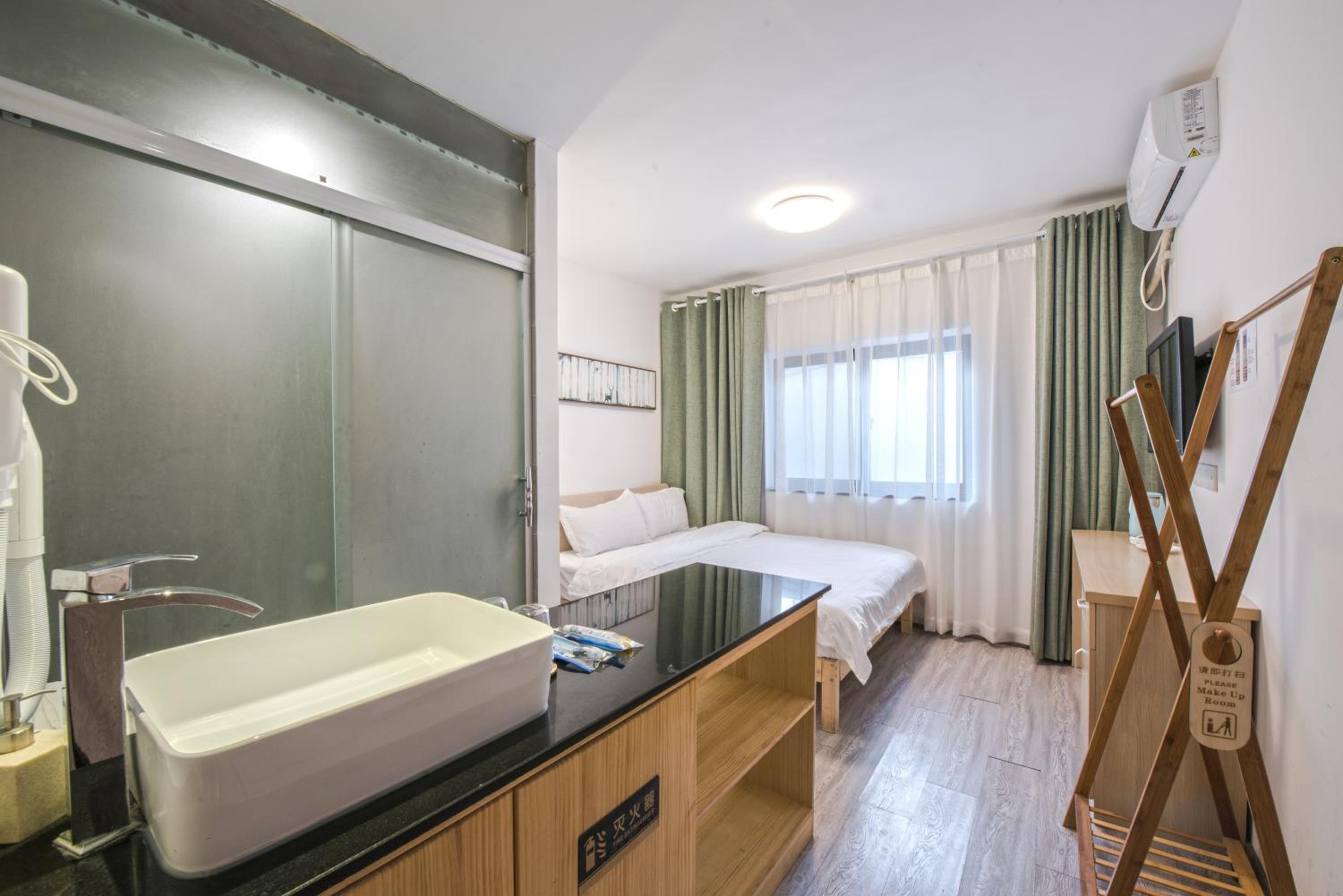 Hidden Garden Youth Hostel -Oriental Pearl &Lujiazui -Garden Social Area -Bar -Café -Free Laundry Luggage Storage -24H Front Desk -English Service