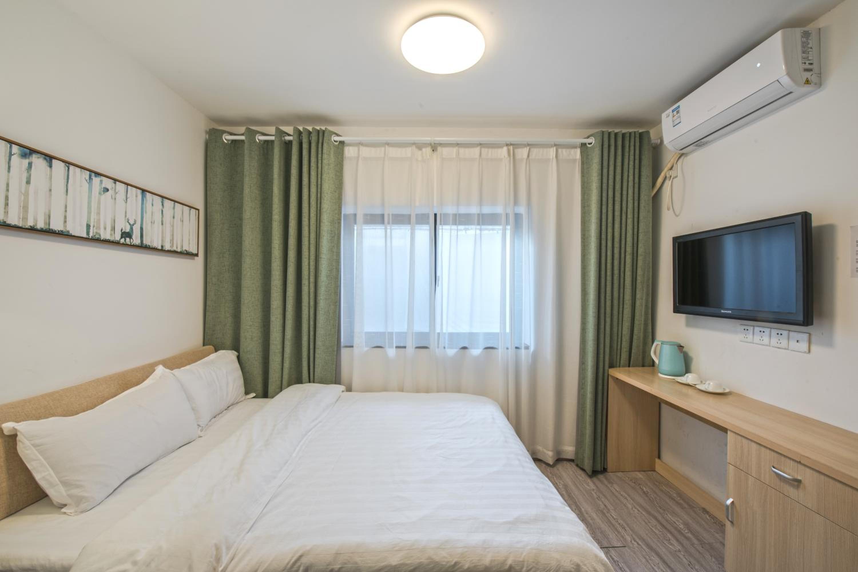 Hidden Garden Youth Hostel -Oriental Pearl &Lujiazui -Garden Social Area -Bar -Café -Free Laundry Luggage Storage -24H Front Desk -English Service