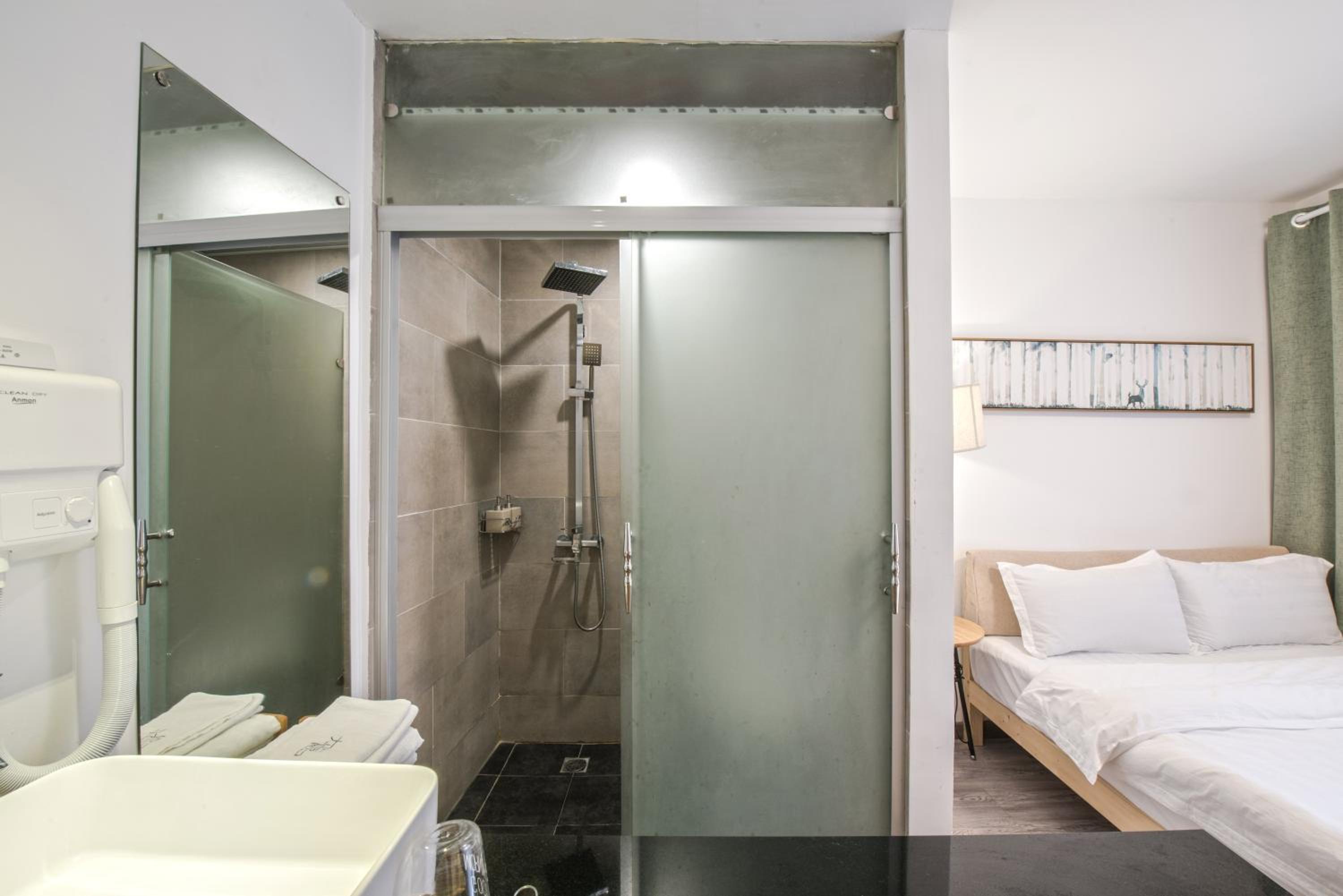 Hidden Garden Youth Hostel -Oriental Pearl &Lujiazui -Garden Social Area -Bar -Café -Free Laundry Luggage Storage -24H Front Desk -English Service