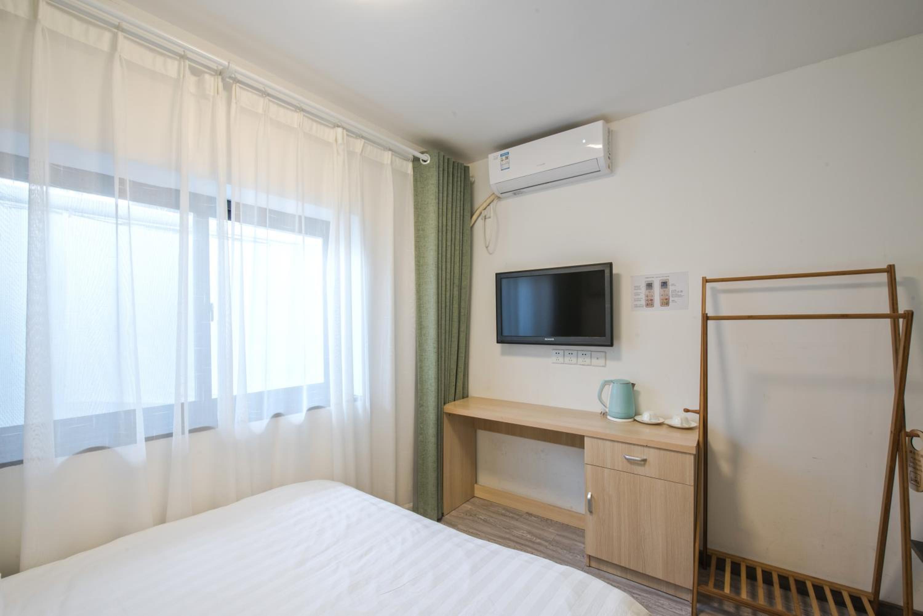 Hidden Garden Youth Hostel -Oriental Pearl &Lujiazui -Garden Social Area -Bar -Café -Free Laundry Luggage Storage -24H Front Desk -English Service