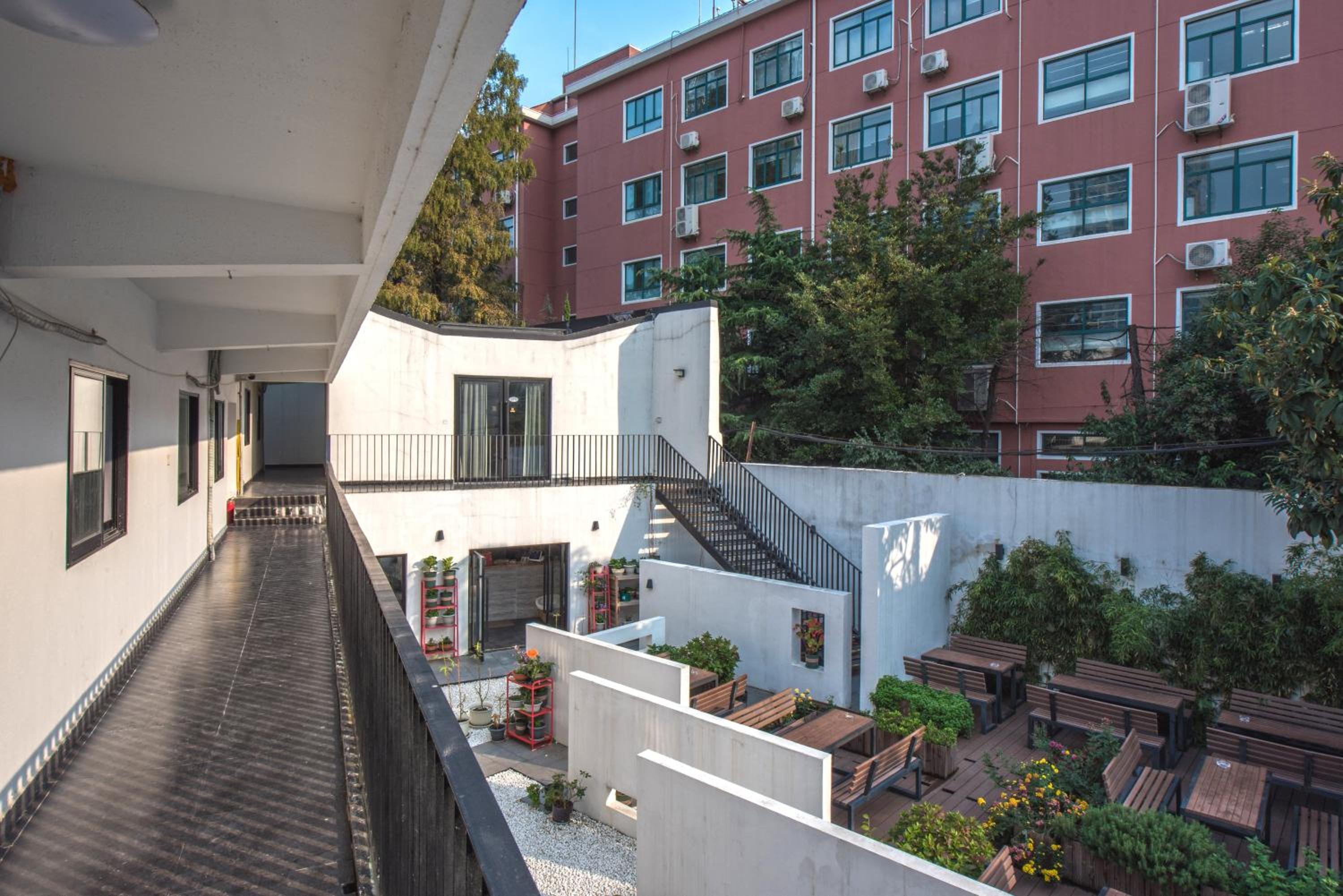 Hidden Garden Youth Hostel -Oriental Pearl &Lujiazui -Garden Social Area -Bar -Café -Free Laundry Luggage Storage -24H Front Desk -English Service