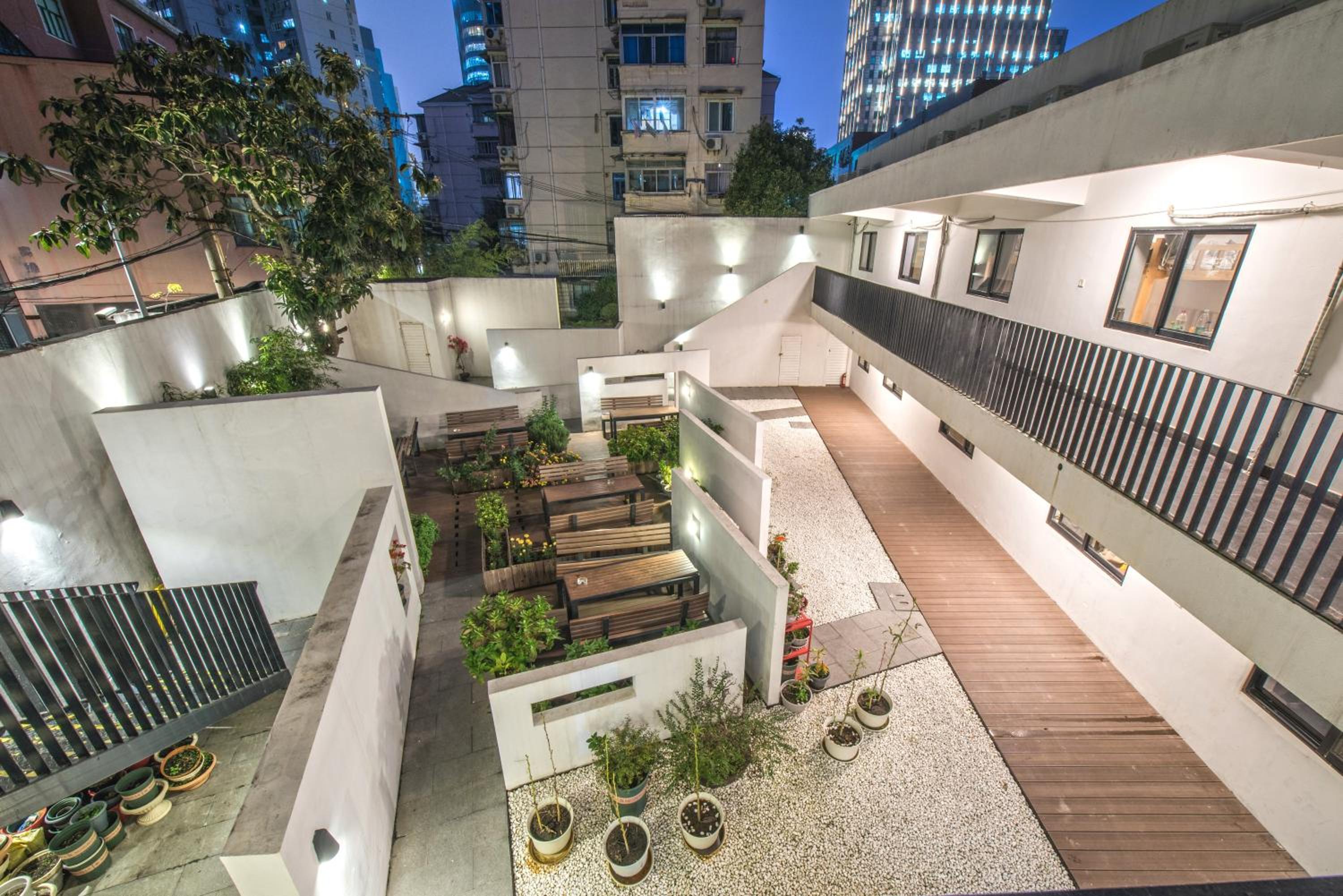 Hidden Garden Youth Hostel -Oriental Pearl &Lujiazui -Garden Social Area -Bar -Café -Free Laundry Luggage Storage -24H Front Desk -English Service