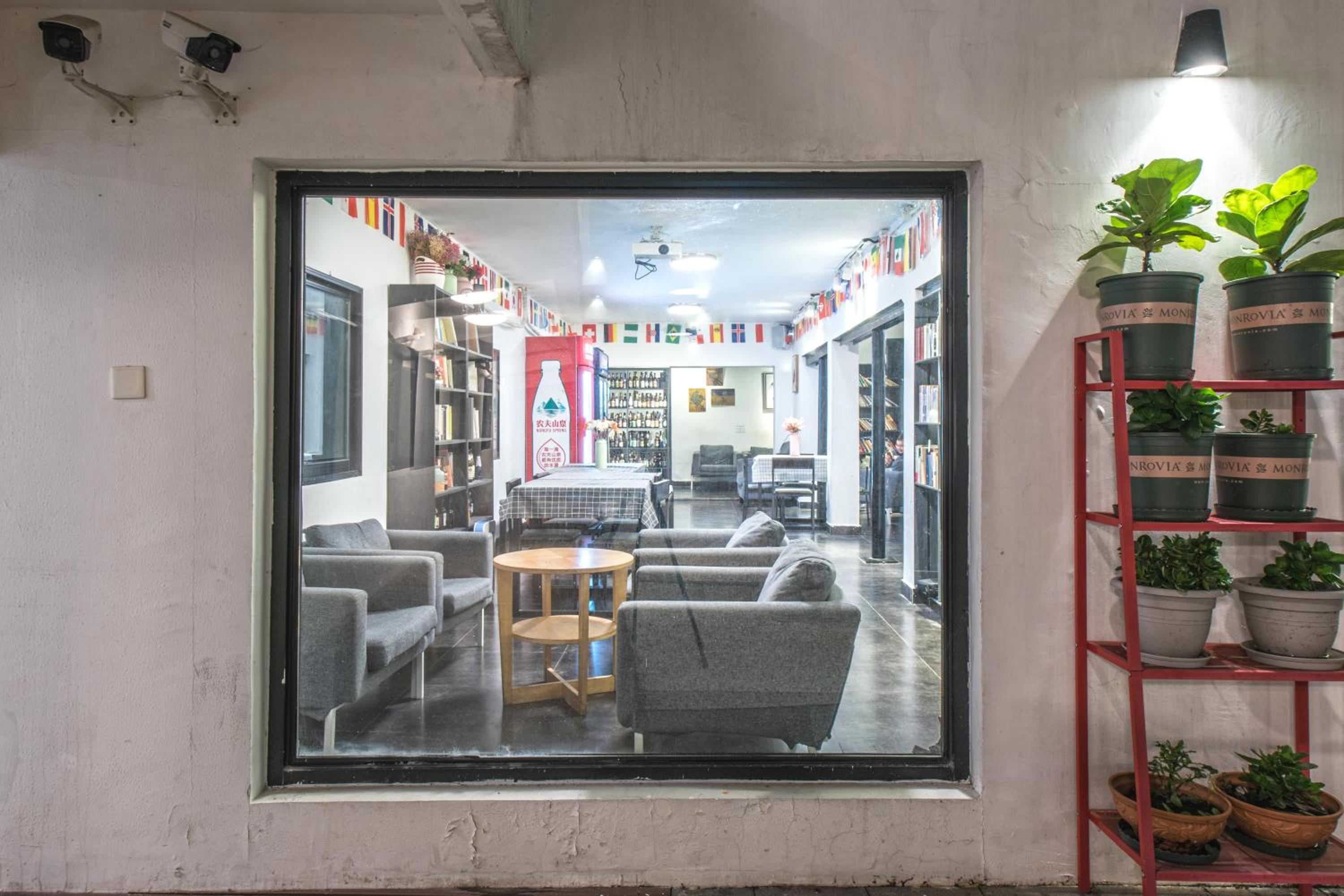 Hidden Garden Youth Hostel -Oriental Pearl &Lujiazui -Garden Social Area -Bar -Café -Free Laundry Luggage Storage -24H Front Desk -English Service