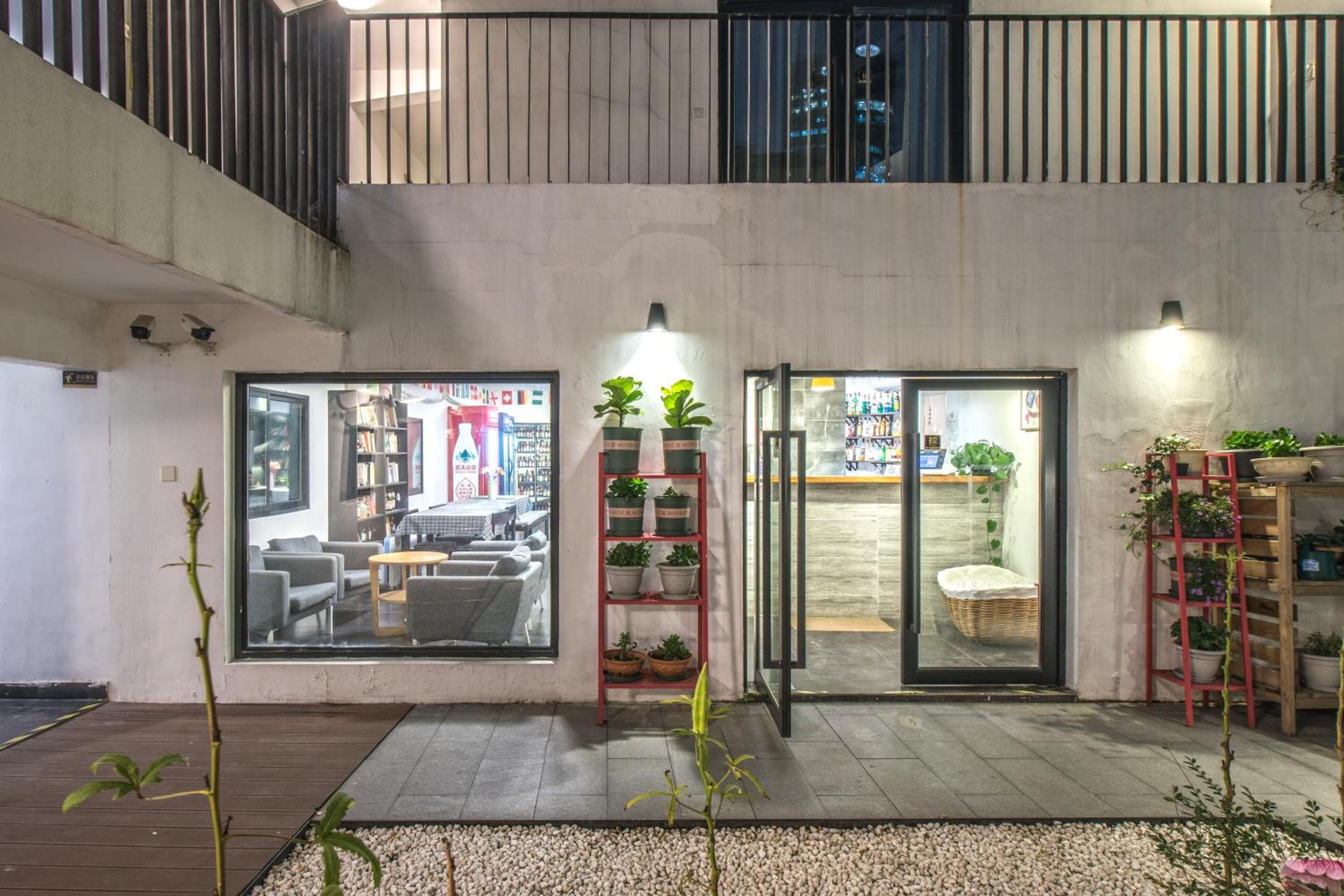 Hidden Garden Youth Hostel -Oriental Pearl &Lujiazui -Garden Social Area -Bar -Café -Free Laundry Luggage Storage -24H Front Desk -English Service