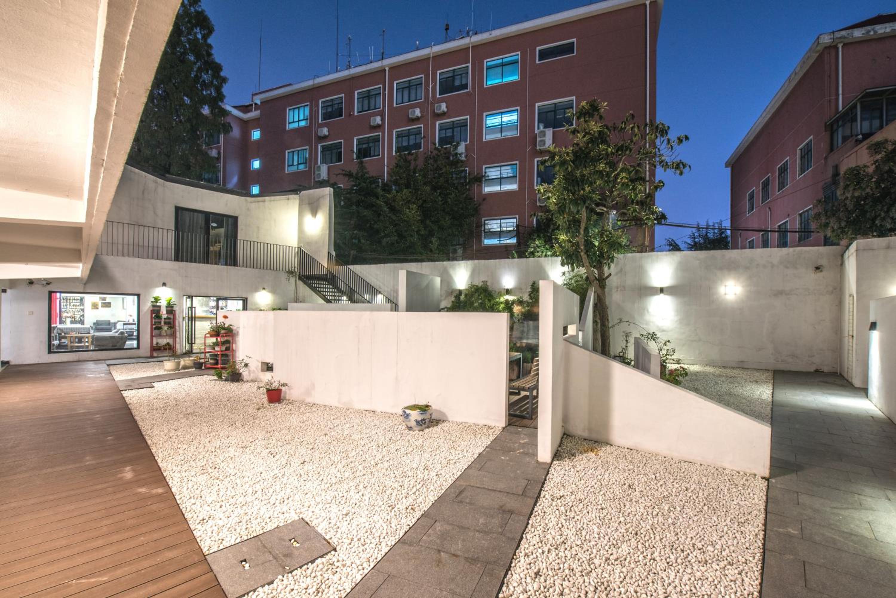 Hidden Garden Youth Hostel -Oriental Pearl &Lujiazui -Garden Social Area -Bar -Café -Free Laundry Luggage Storage -24H Front Desk -English Service
