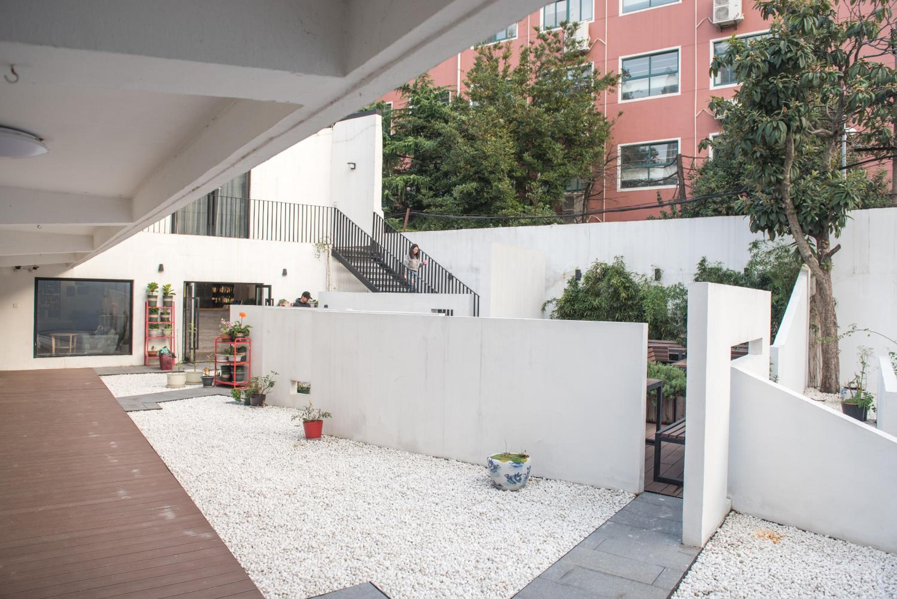 Hidden Garden Youth Hostel -Oriental Pearl &Lujiazui -Garden Social Area -Bar -Café -Free Laundry Luggage Storage -24H Front Desk -English Service
