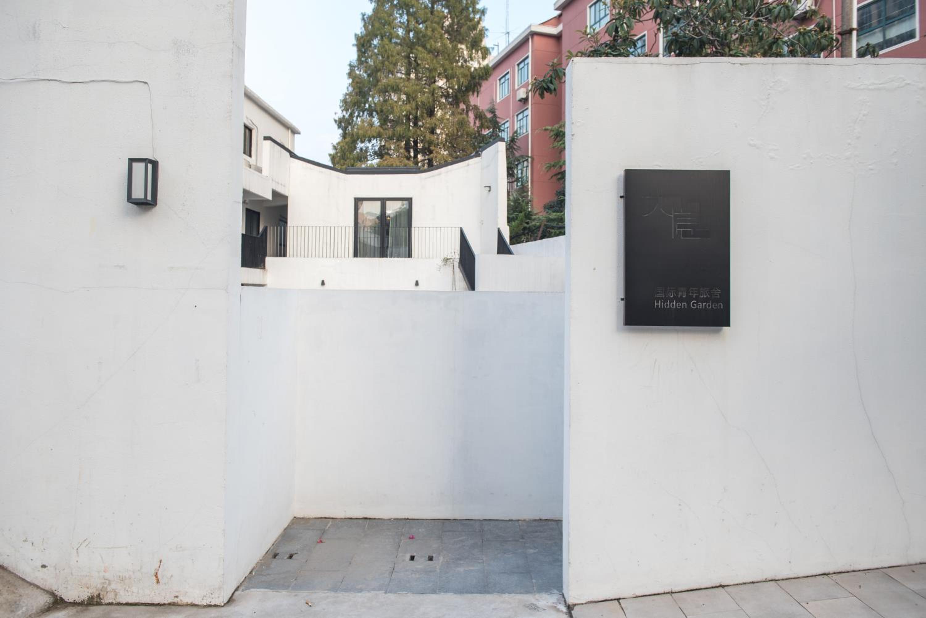 Hidden Garden Youth Hostel -Oriental Pearl &Lujiazui -Garden Social Area -Bar -Café -Free Laundry Luggage Storage -24H Front Desk -English Service