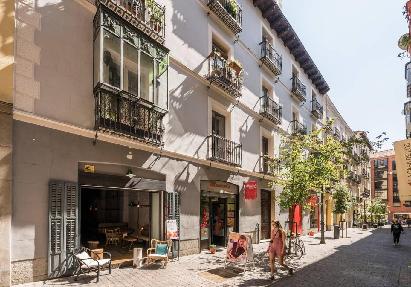 Explore Madrid from a warm apartment with patio at a newly refurbished manorial building