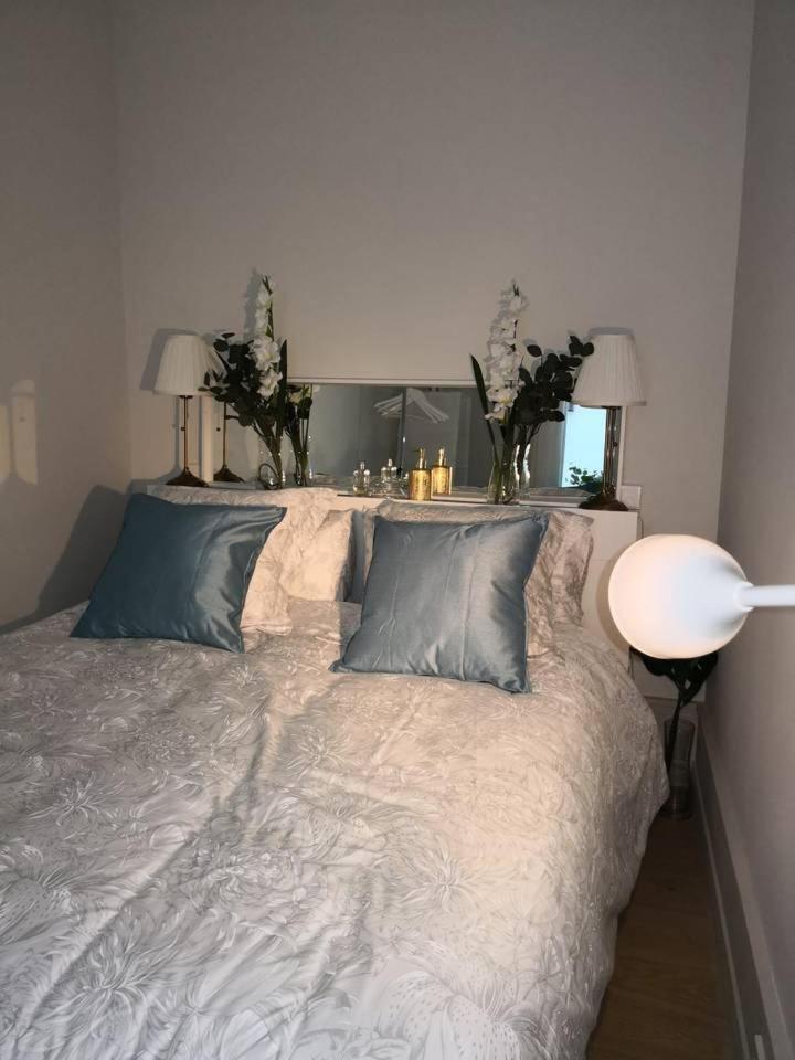 Explore Madrid from a warm apartment with patio at a newly refurbished manorial building