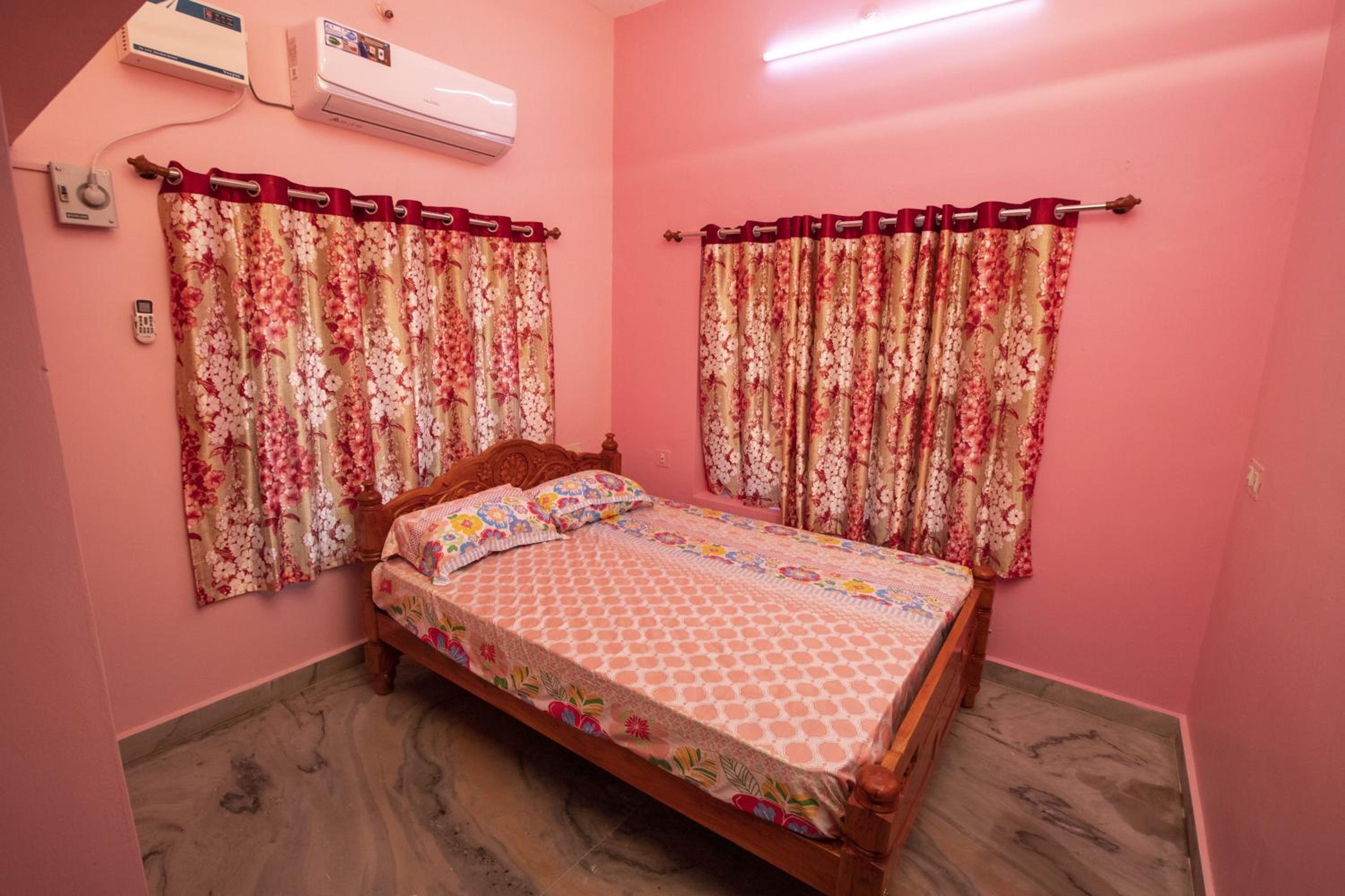 Phoenix Holiday Home