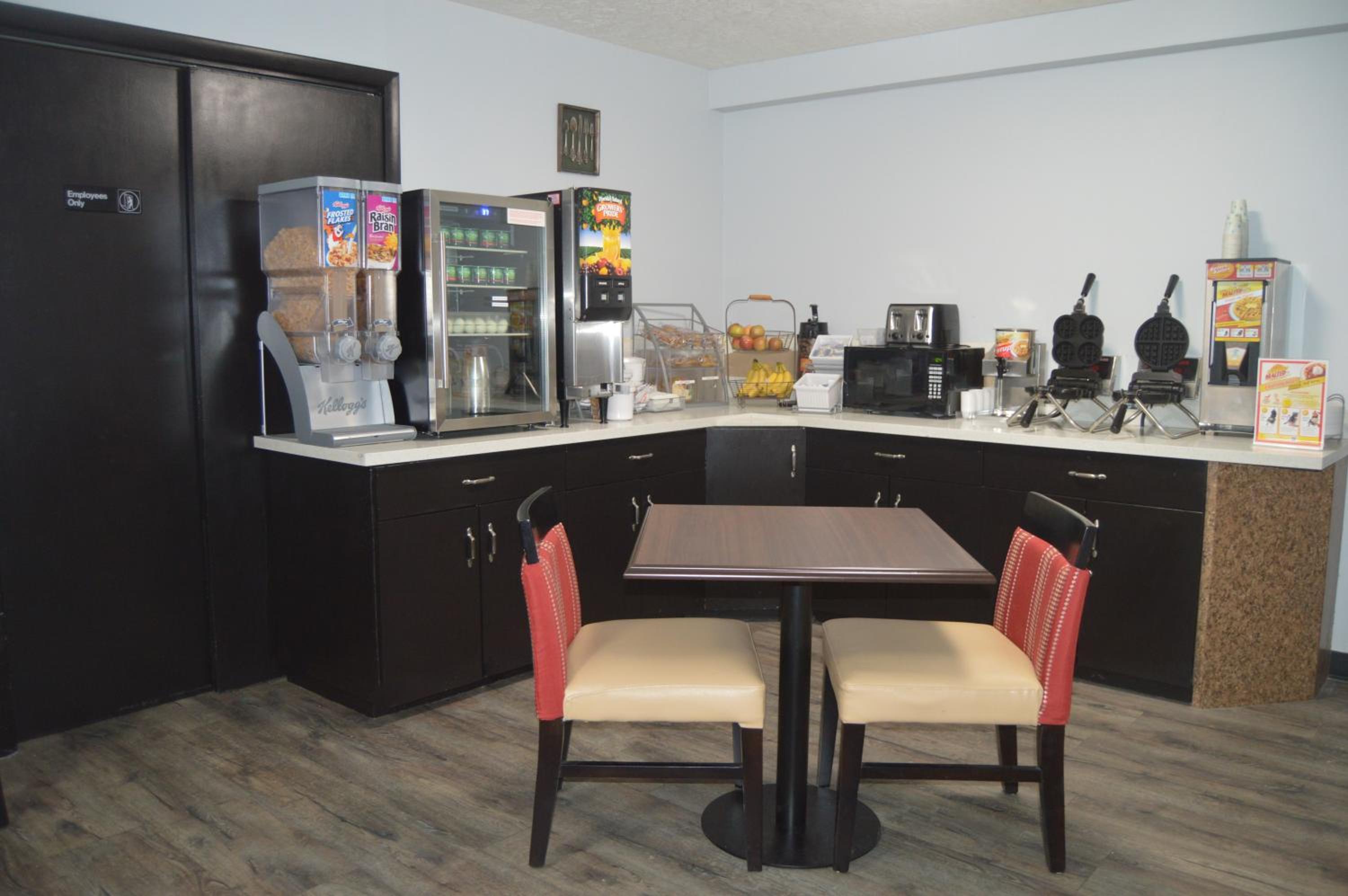 Logan Vacations - Super 8 by Wyndham Logan - Property Image 4