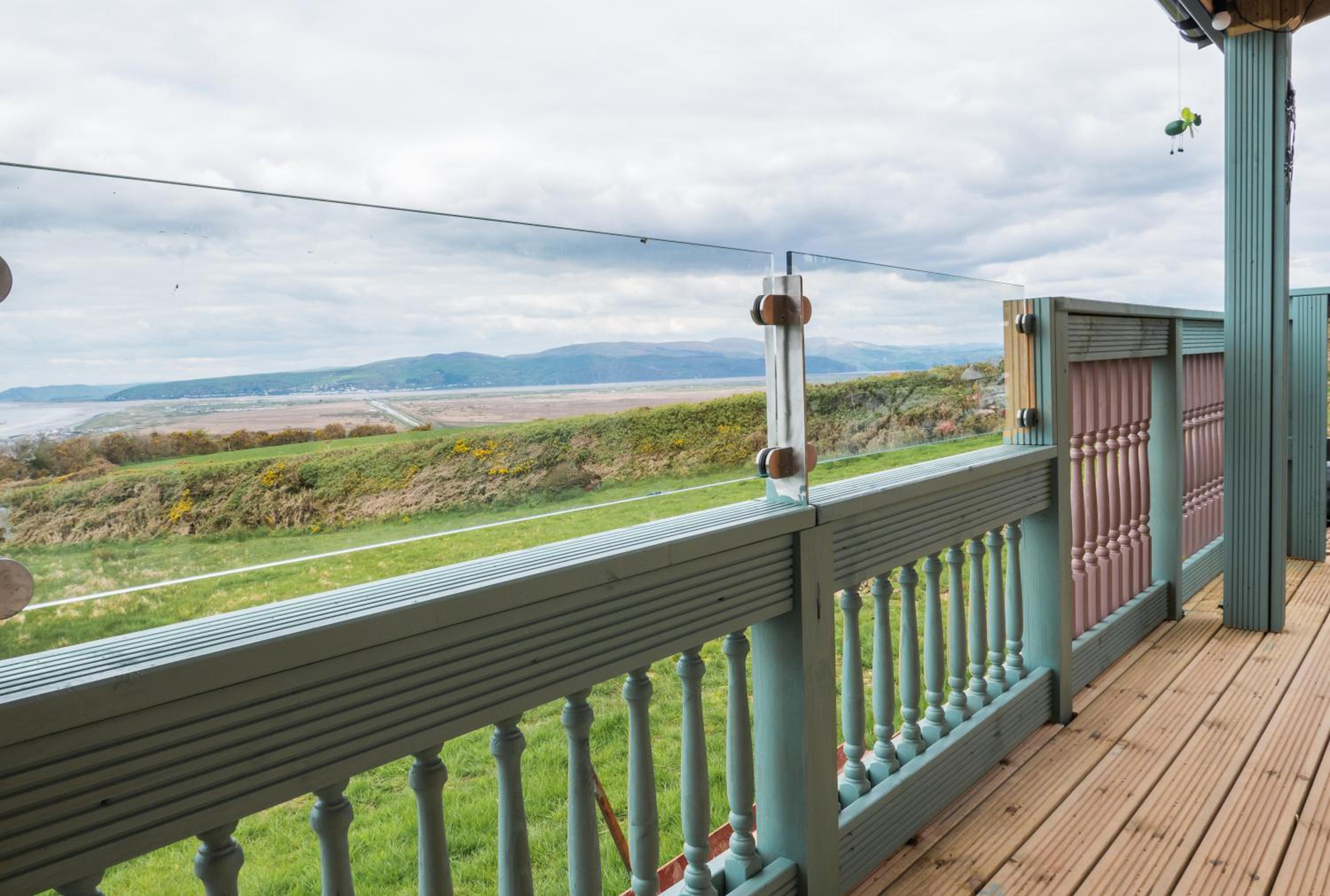 Enlli Fach cabin sleep's 2 adults and 2 children 2 dogs welcome not suitable for contract workers due to parking height restrictions view 4
