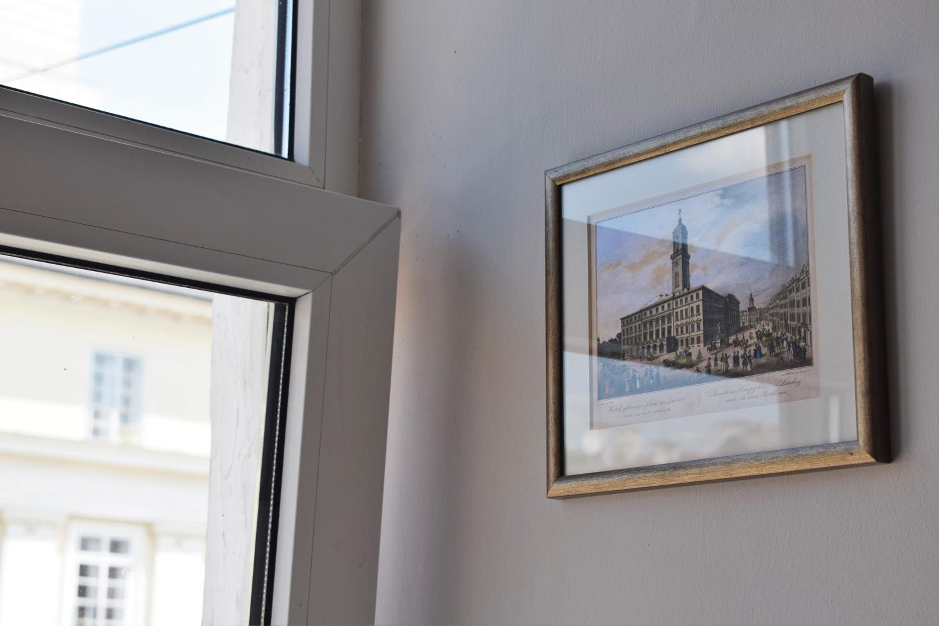 Art apartment on Rynok Square view 3