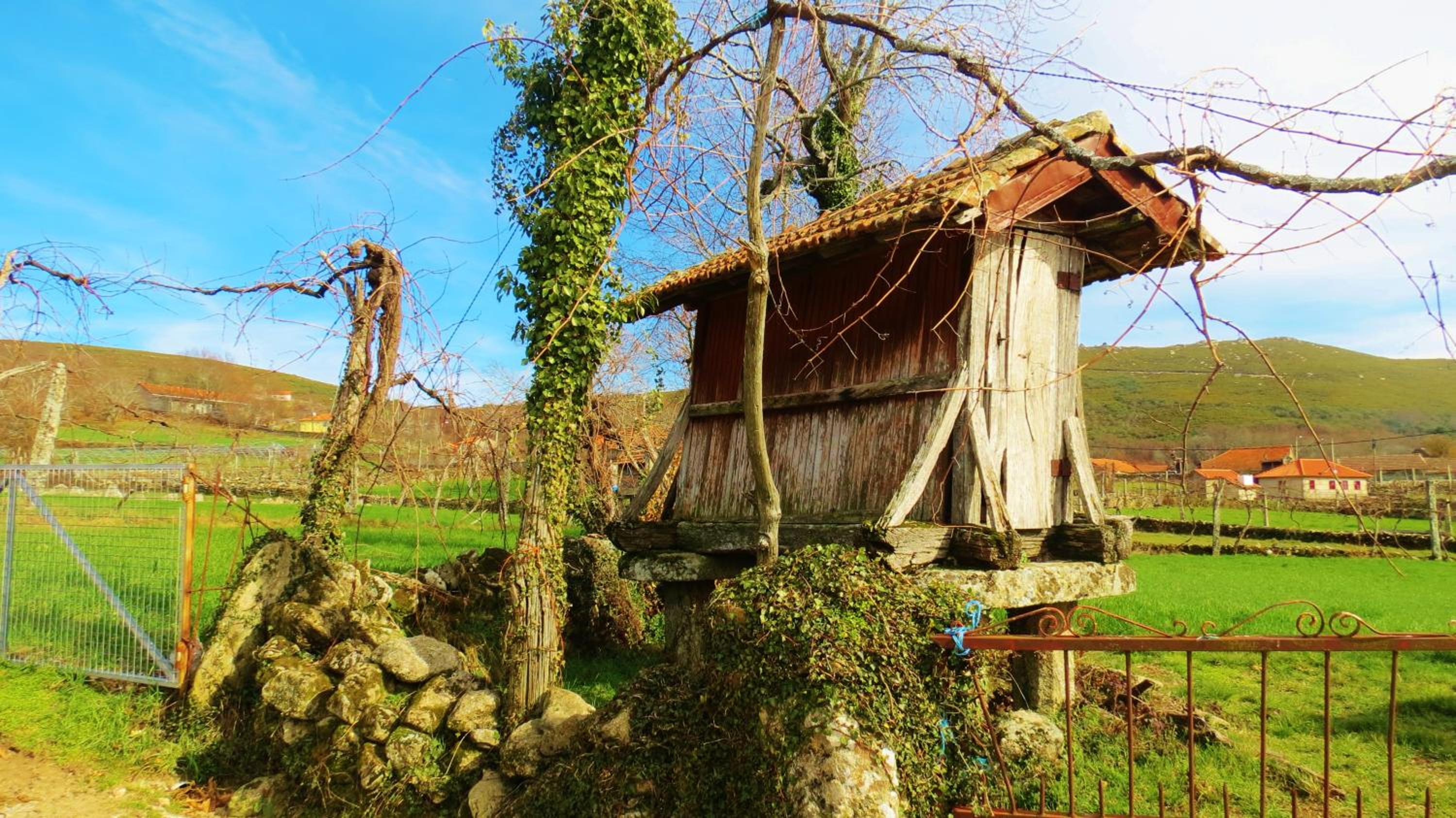 Boticas Parque Natur Houses view 3