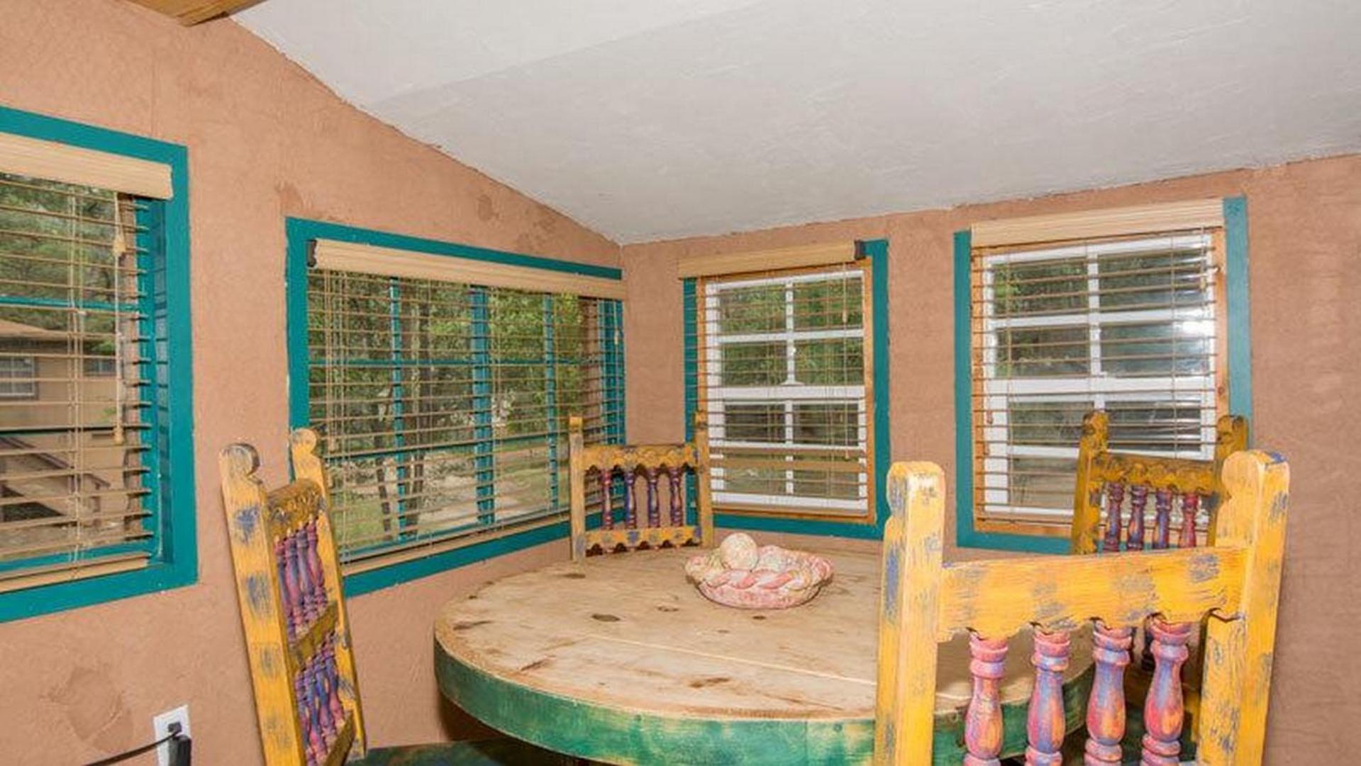 Cabin Fever - Cozy whirlpool cabin near river & downtown view 3