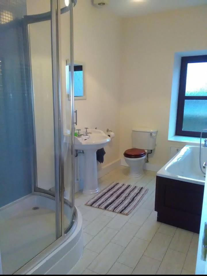 Berryhill Cottage - 3 bedroom 2 bathroom self-catering - sleeps 6 - Private off-road parking - Yard & Shed - Suit Contractors - Peterhead 1 mile - Newly Re