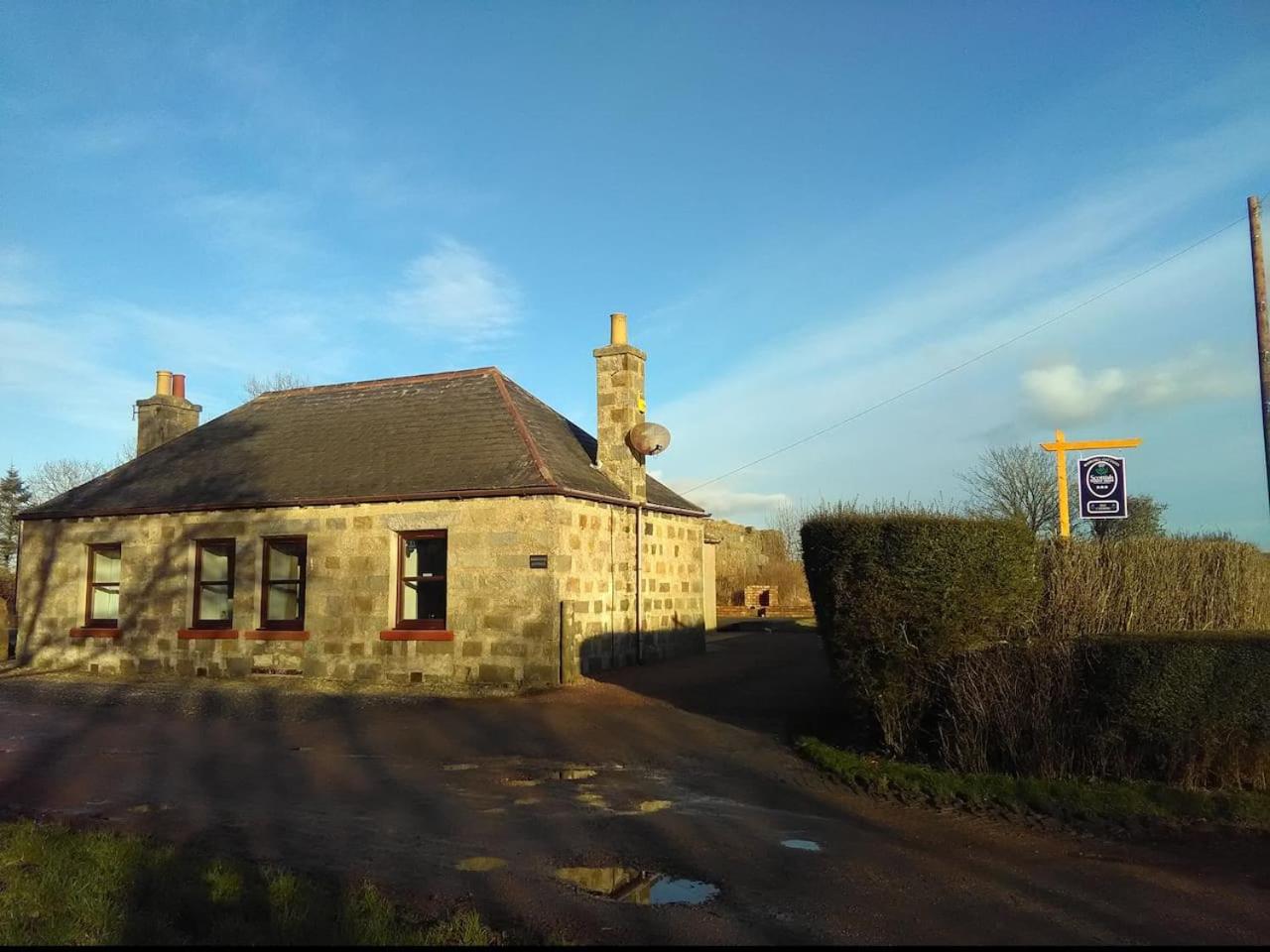Berryhill Cottage - 3 bedroom 2 bathroom self-catering - sleeps 6 - Private off-road parking - Yard & Shed - Suit Contractors - Peterhead 1 mile - Newly Re