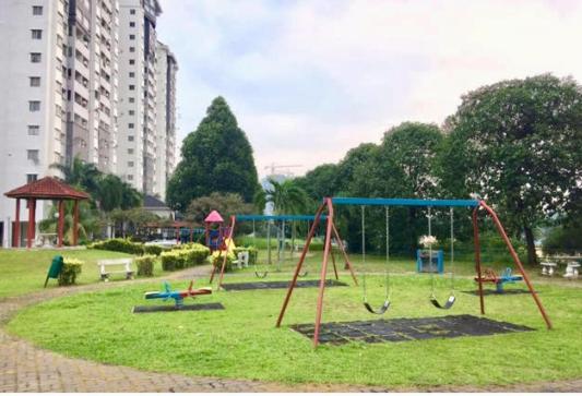Cozy Little Room at Suria Kipark Damansara Apartment with Fully Equipped Kitchen and Laundry