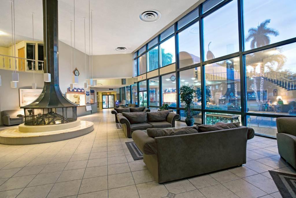 Hallandale Studio with pool