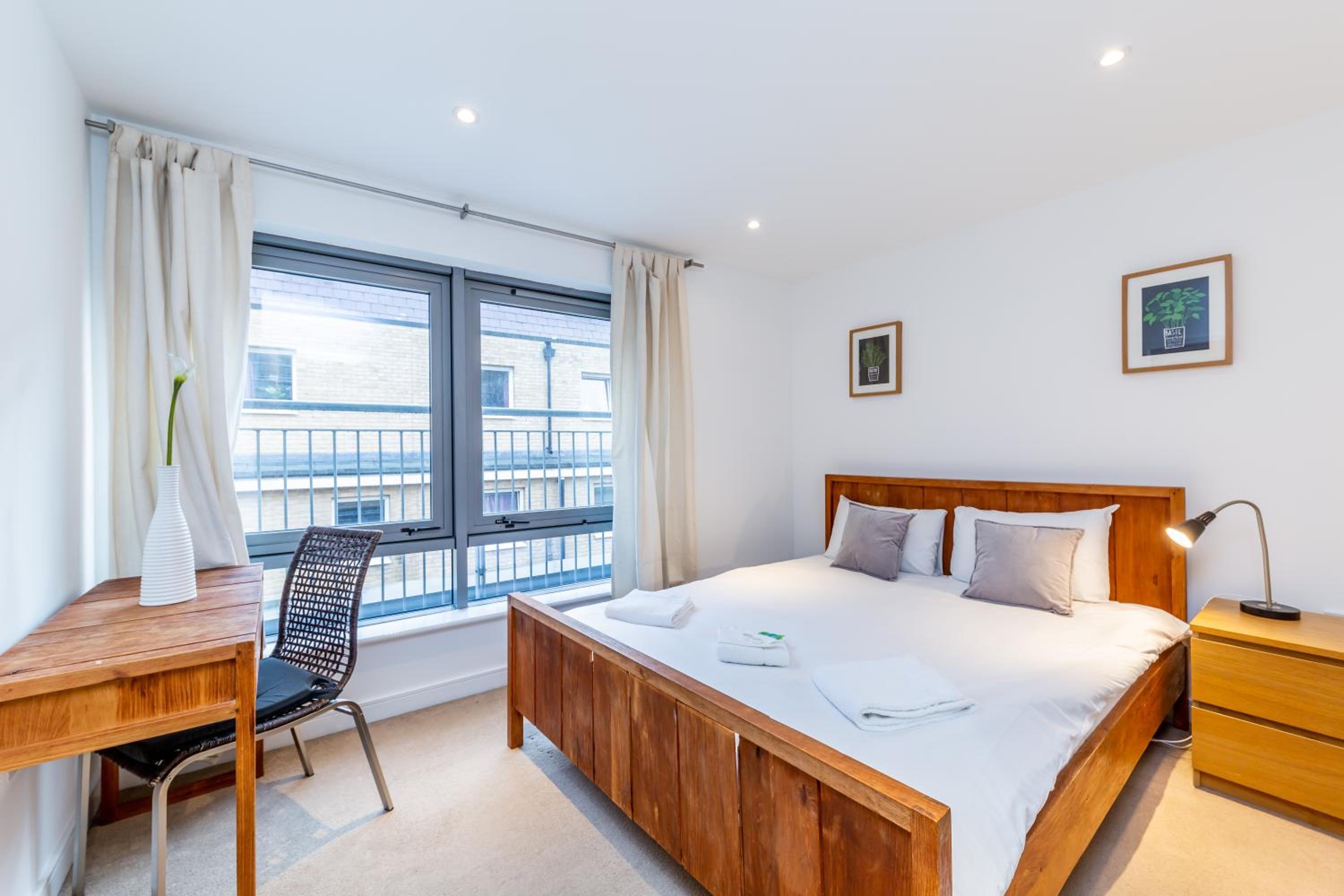 1 & 2 Executive Apartments next to Liverpool Street FREE WIFI by City Stay Aparts London