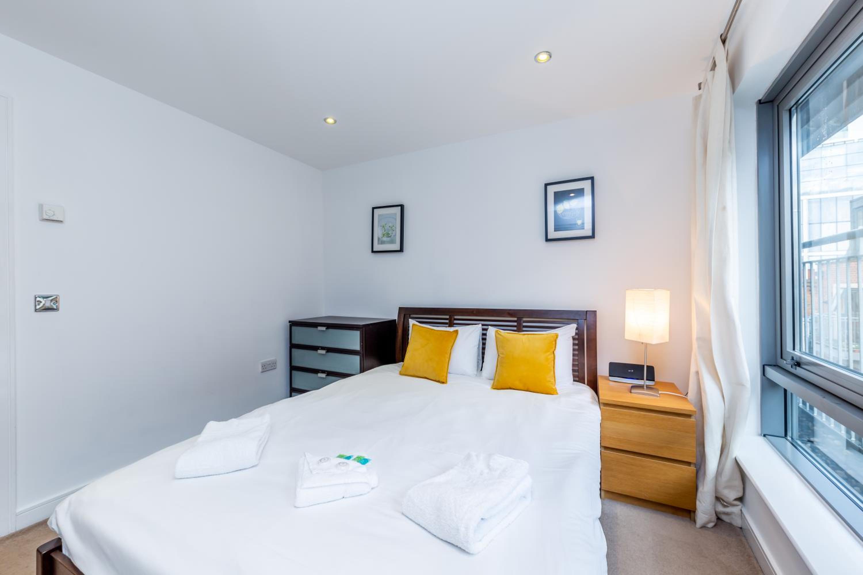 1 & 2 Executive Apartments next to Liverpool Street FREE WIFI by City Stay Aparts London