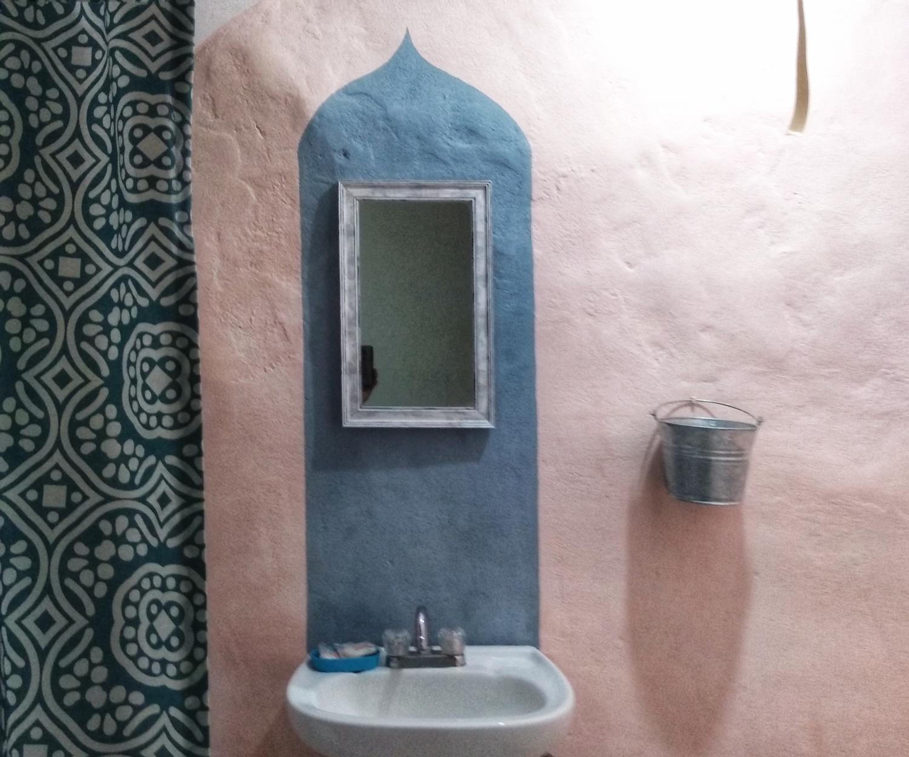 Riad Lola
