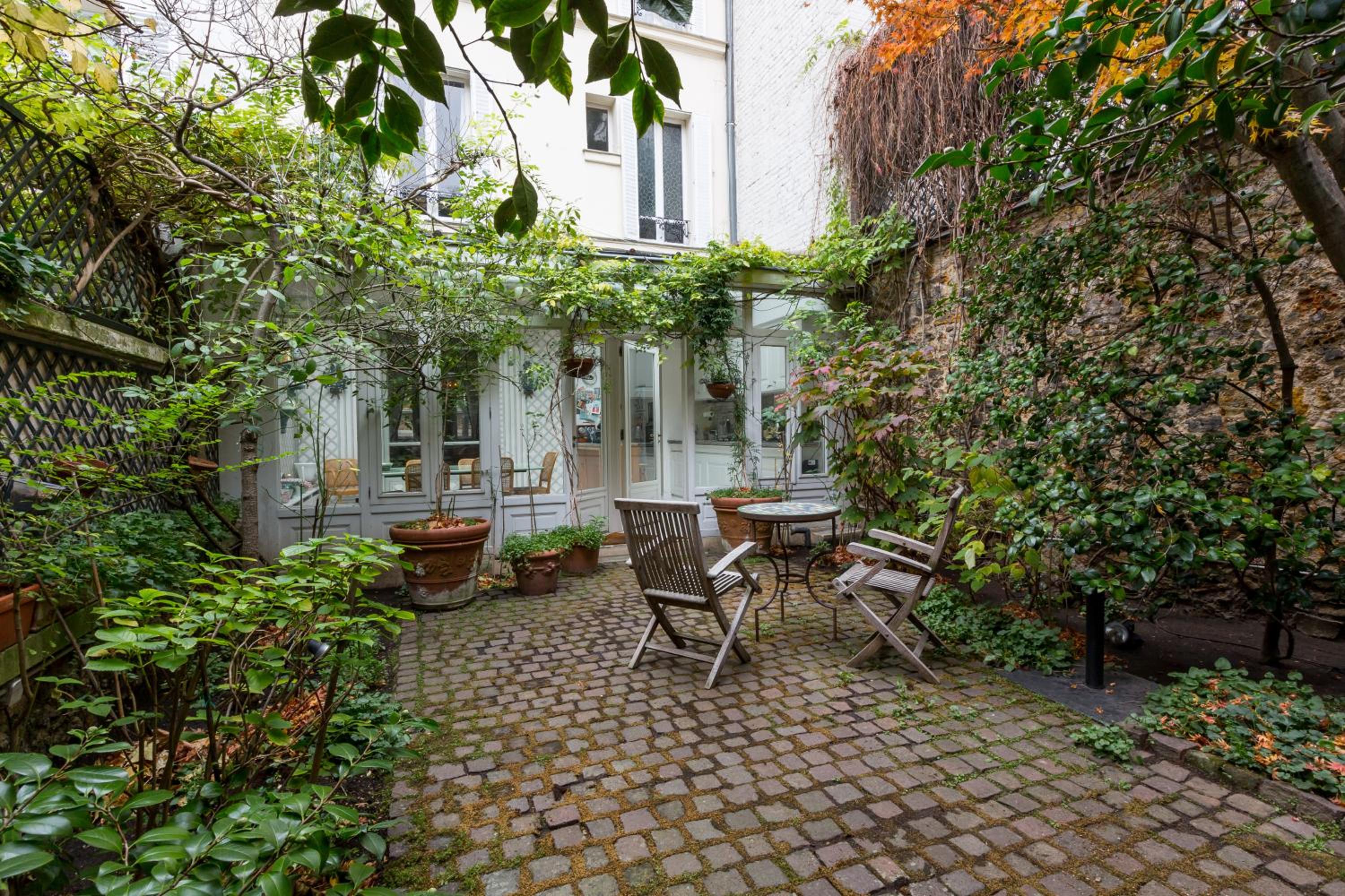 Veeve - Charming Townhouse near Parc Montsouris