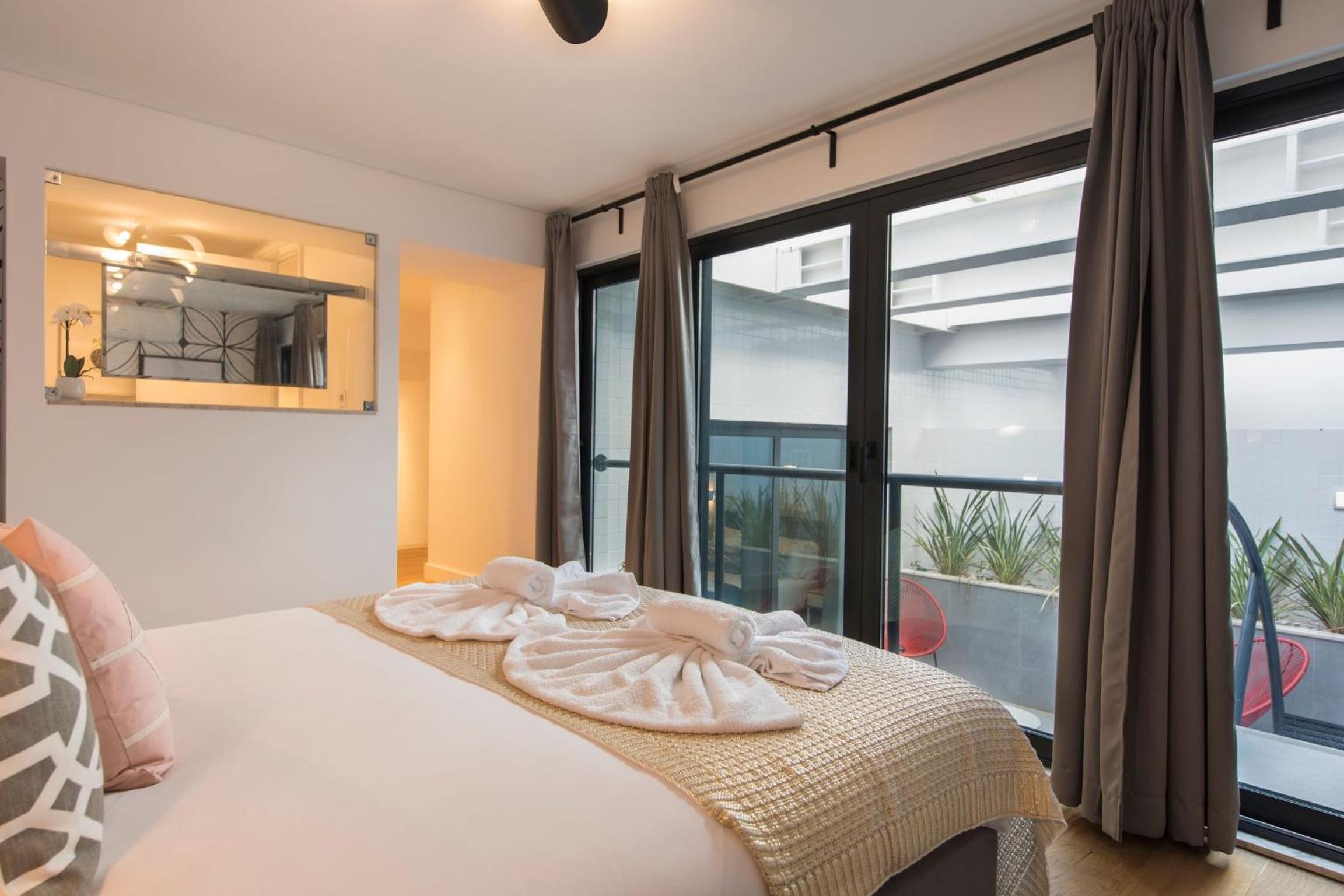 Modern and Colourful Flat in Graça by LovelyStay view 2